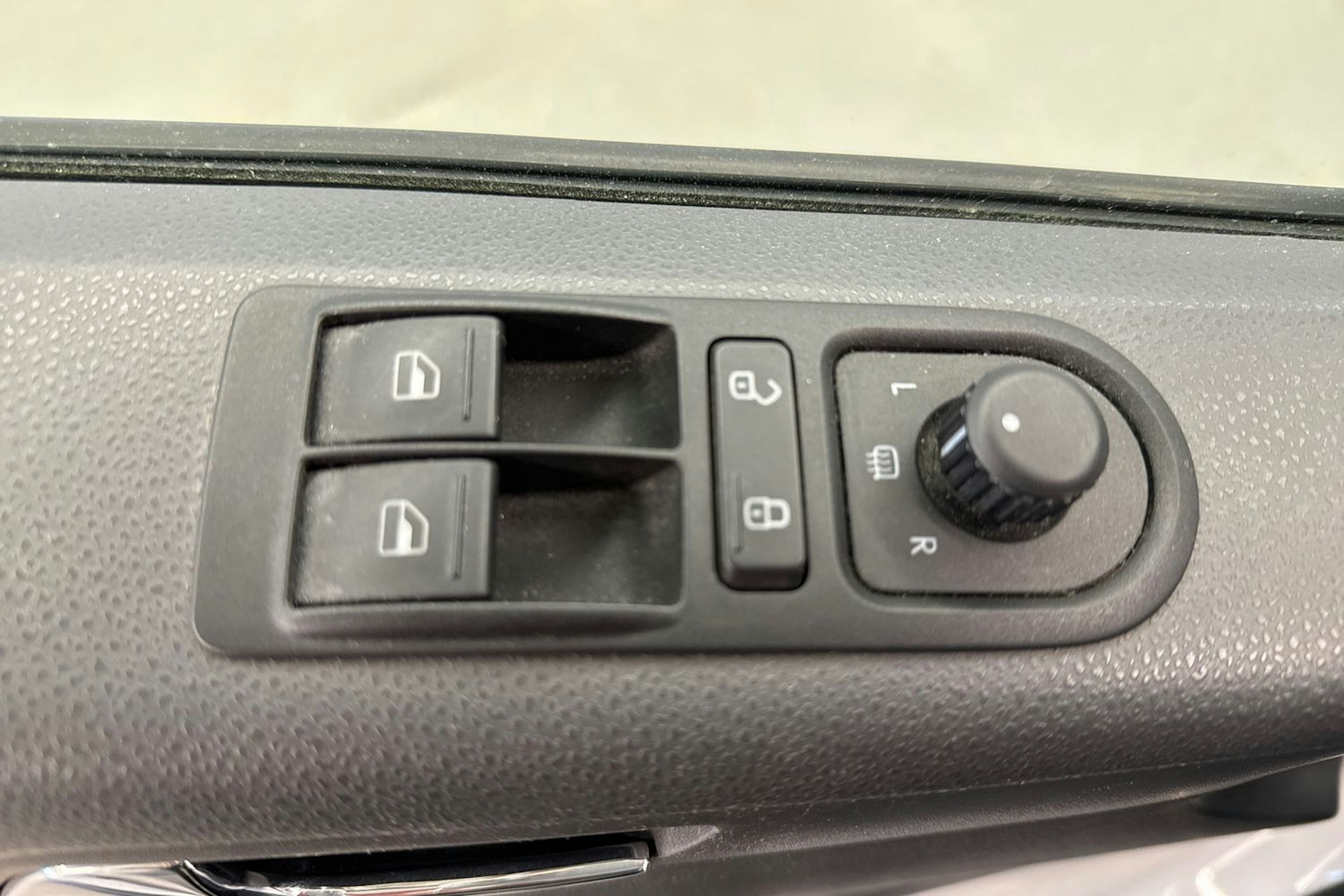 valkoinen Volkswagen Caravelle 2015 kuva 17.