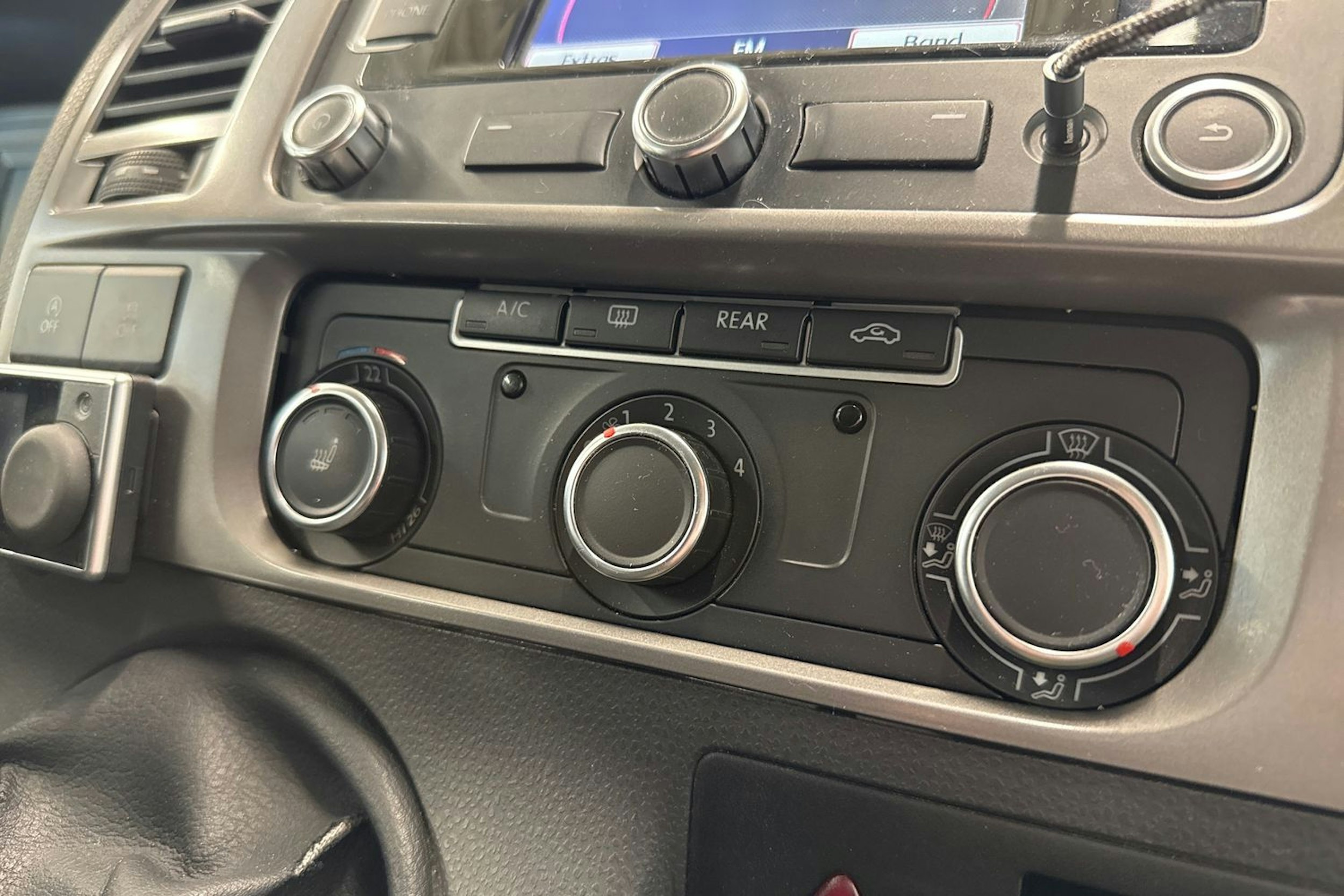valkoinen Volkswagen Caravelle 2015 kuva 20.