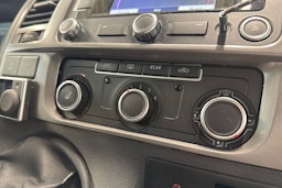 valkoinen Volkswagen Caravelle 2015 kuva 20.