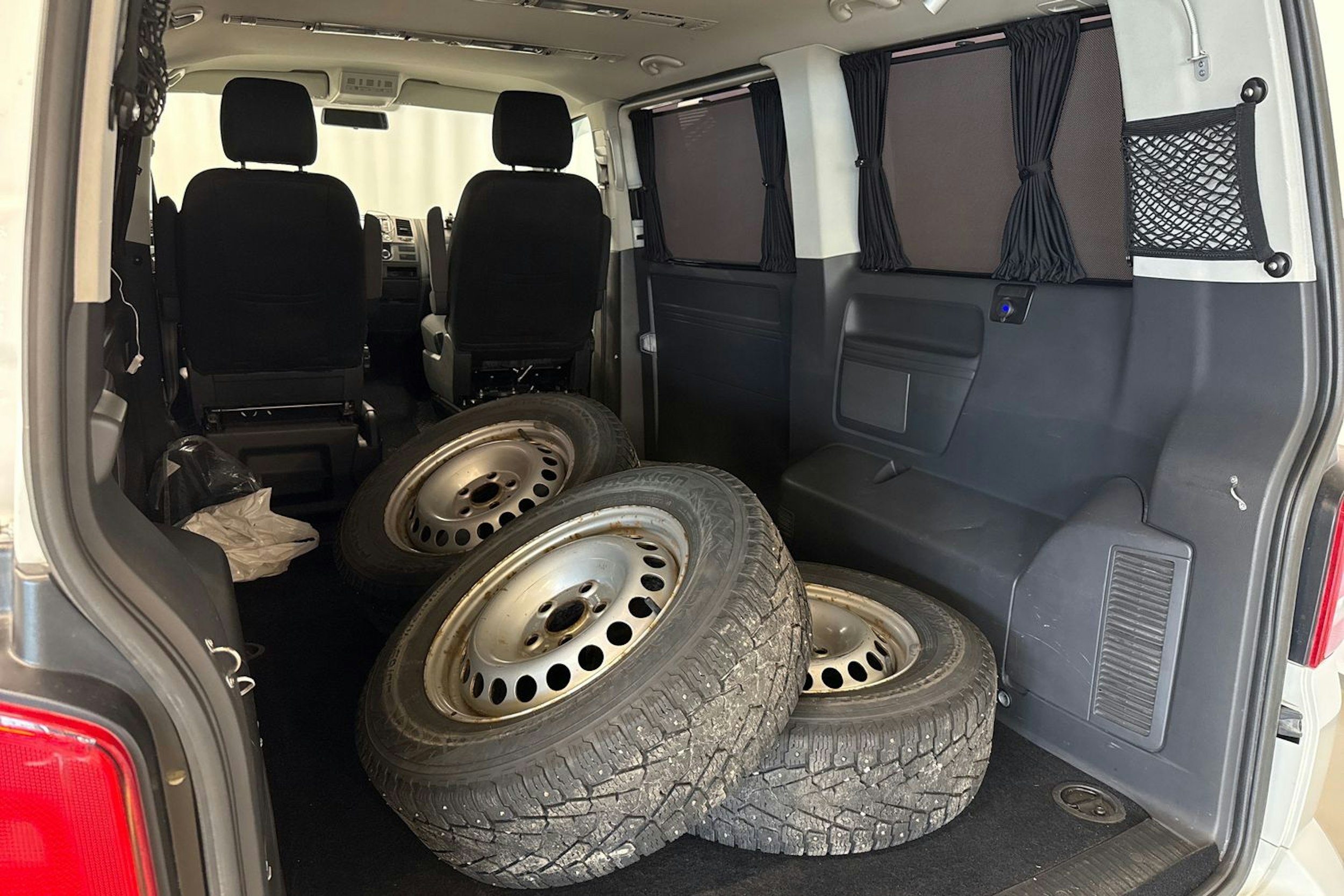 valkoinen Volkswagen Caravelle 2015 kuva 21.