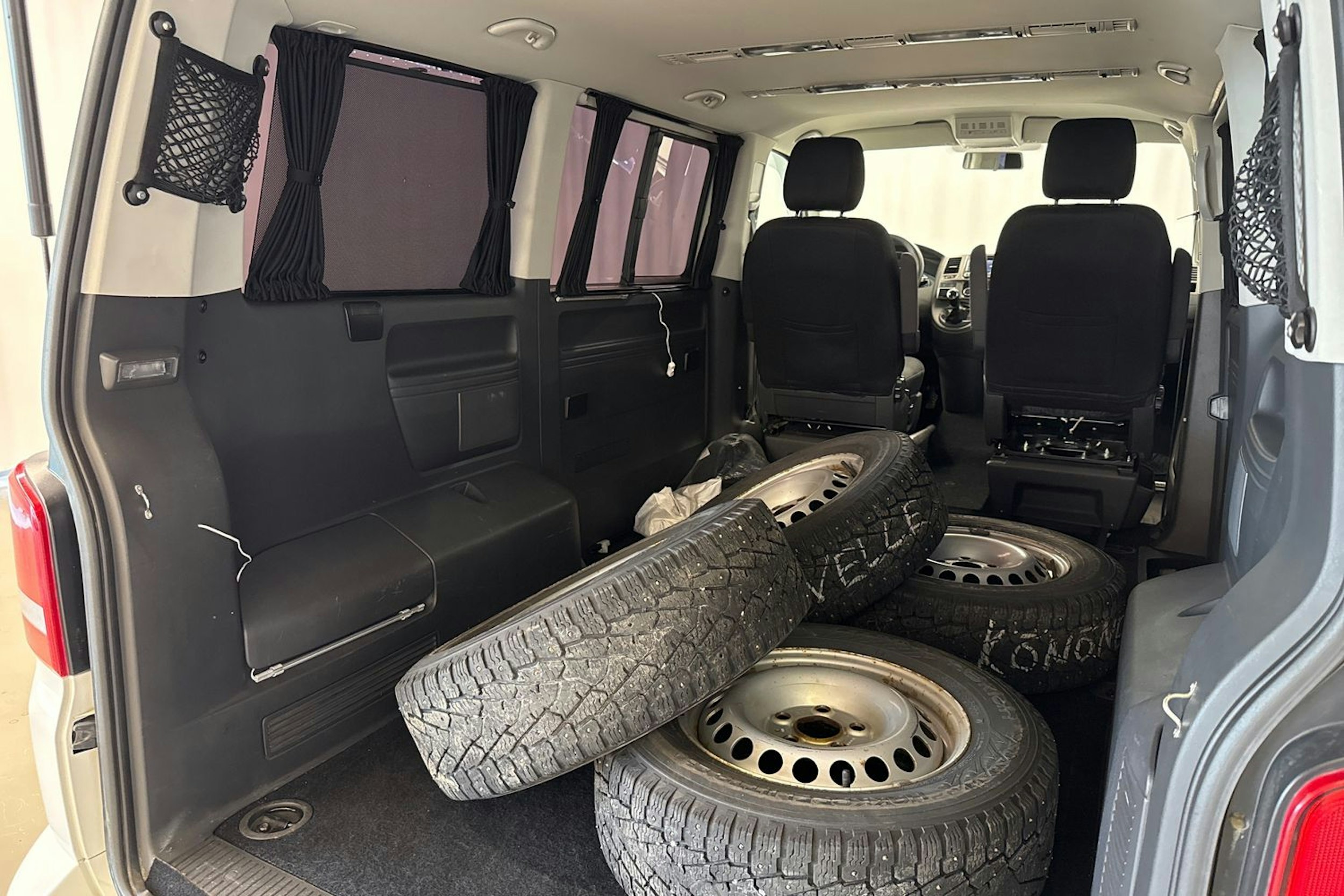 valkoinen Volkswagen Caravelle 2015 kuva 22.