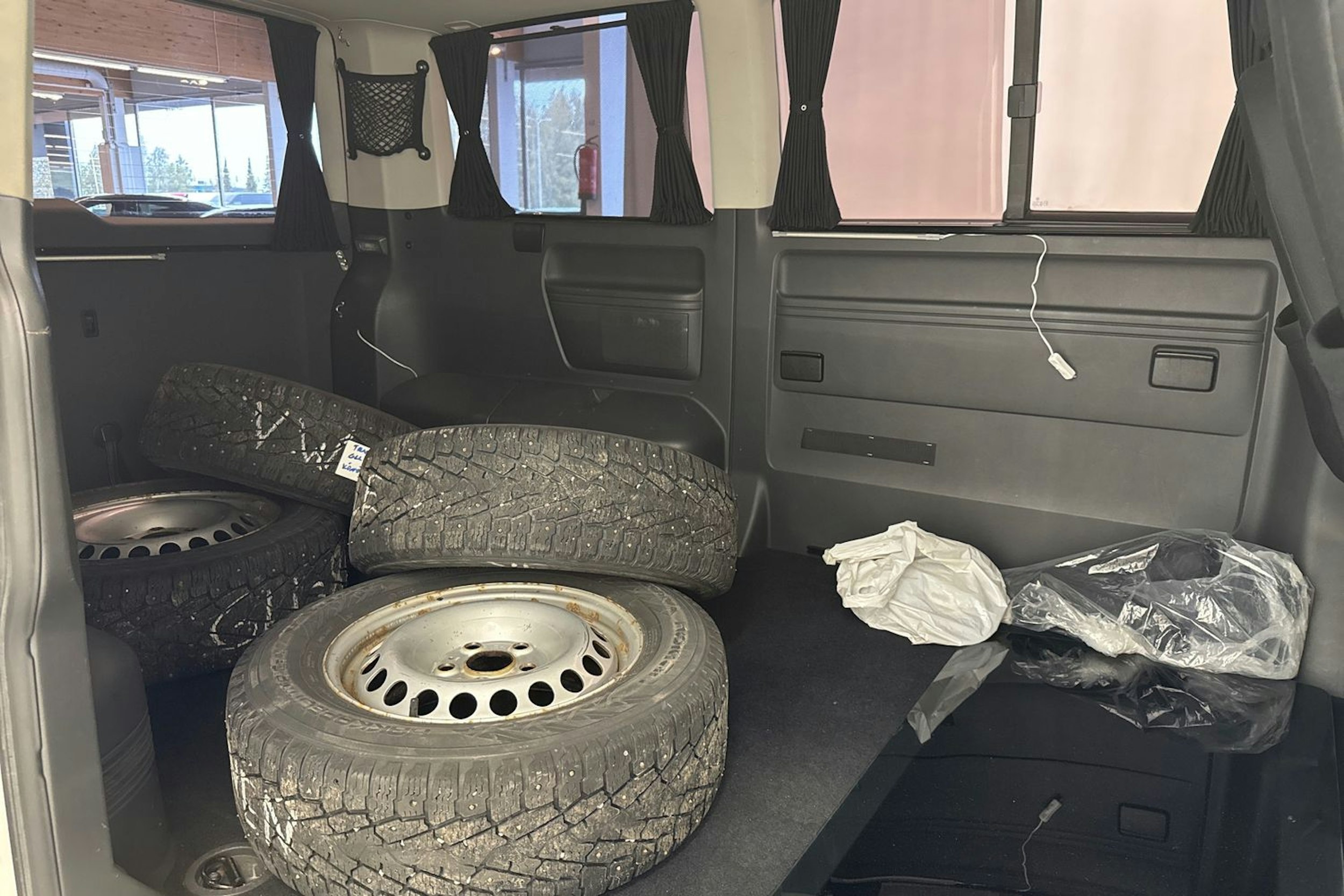 valkoinen Volkswagen Caravelle 2015 kuva 23.
