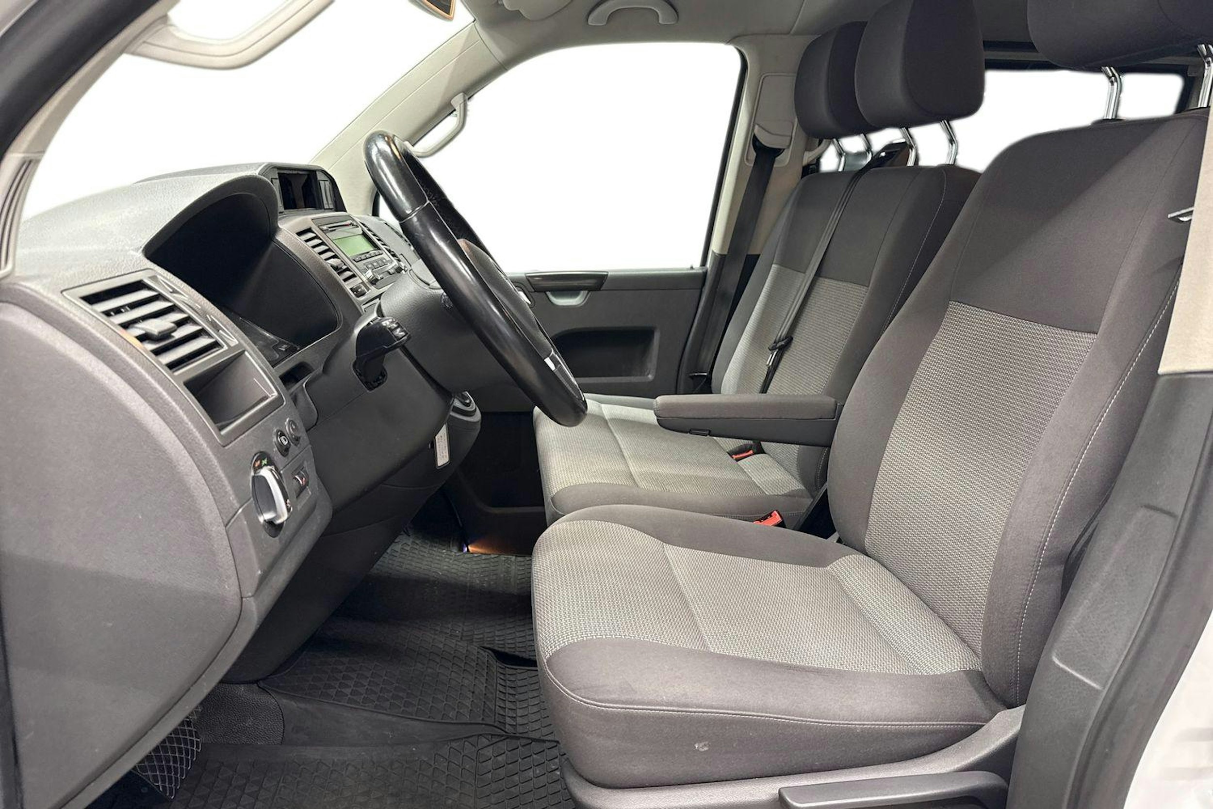 valkoinen Volkswagen Caravelle 2015 kuva 7.