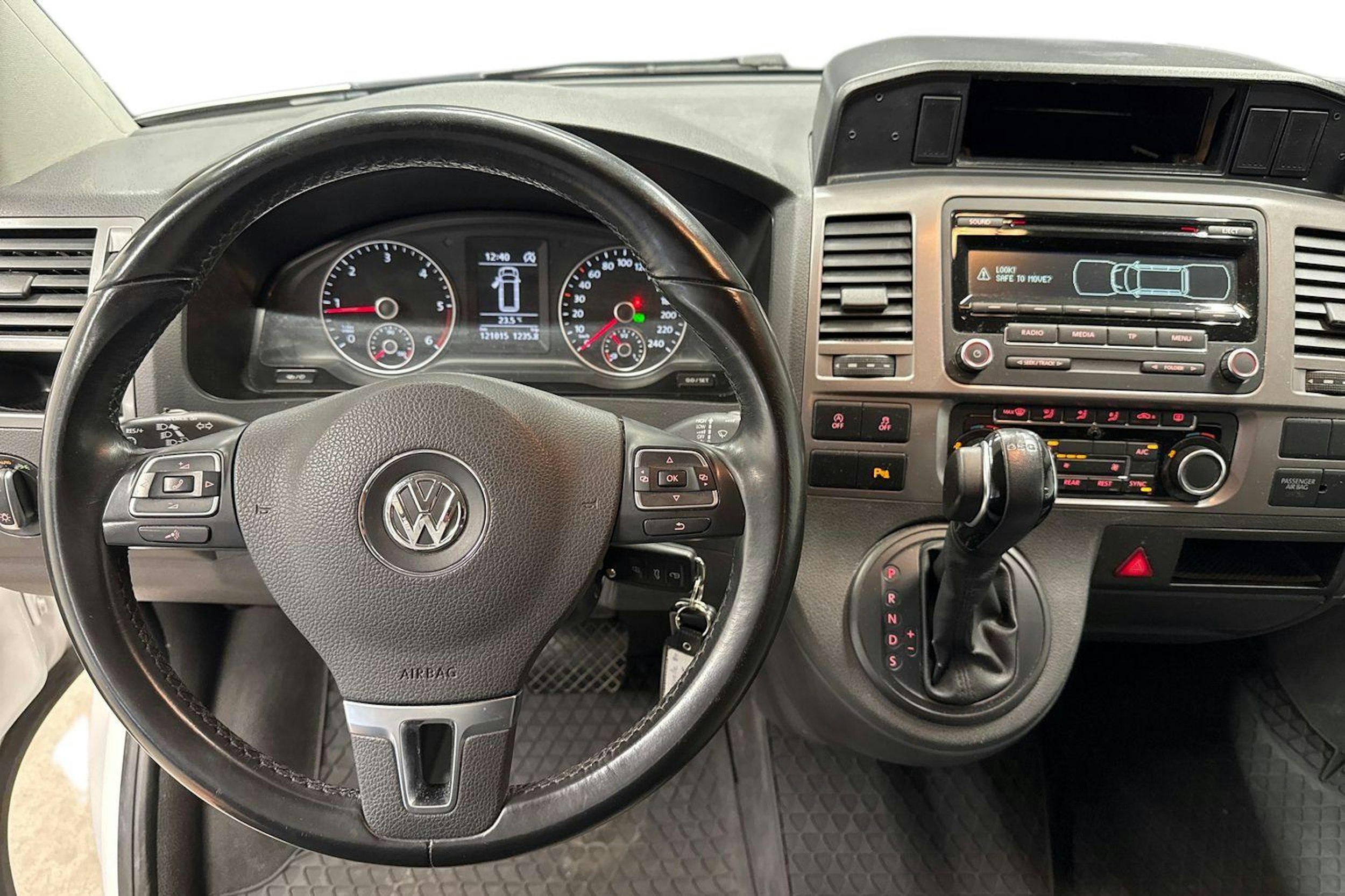 valkoinen Volkswagen Caravelle 2015 kuva 9.