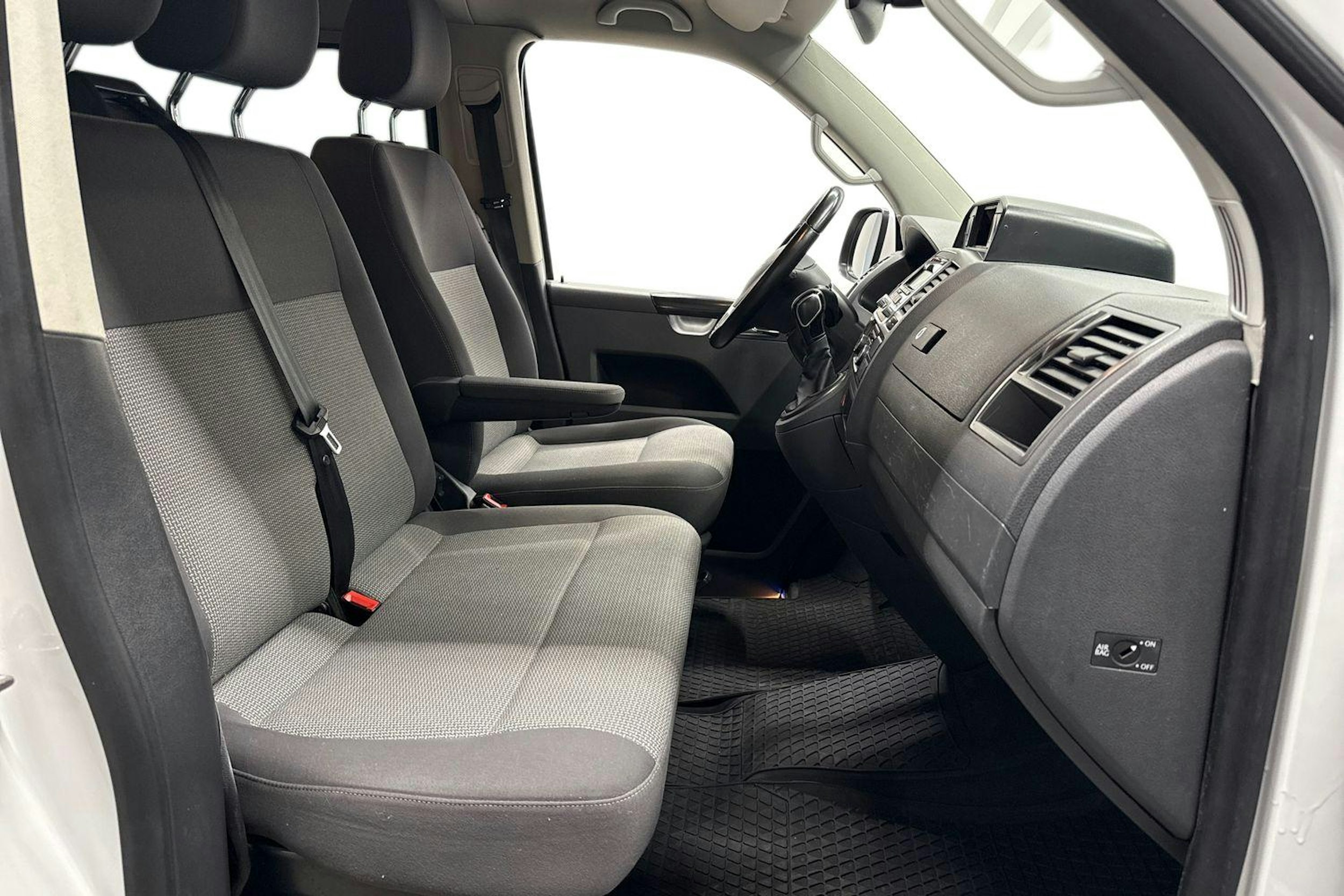 valkoinen Volkswagen Caravelle 2015 kuva 10.