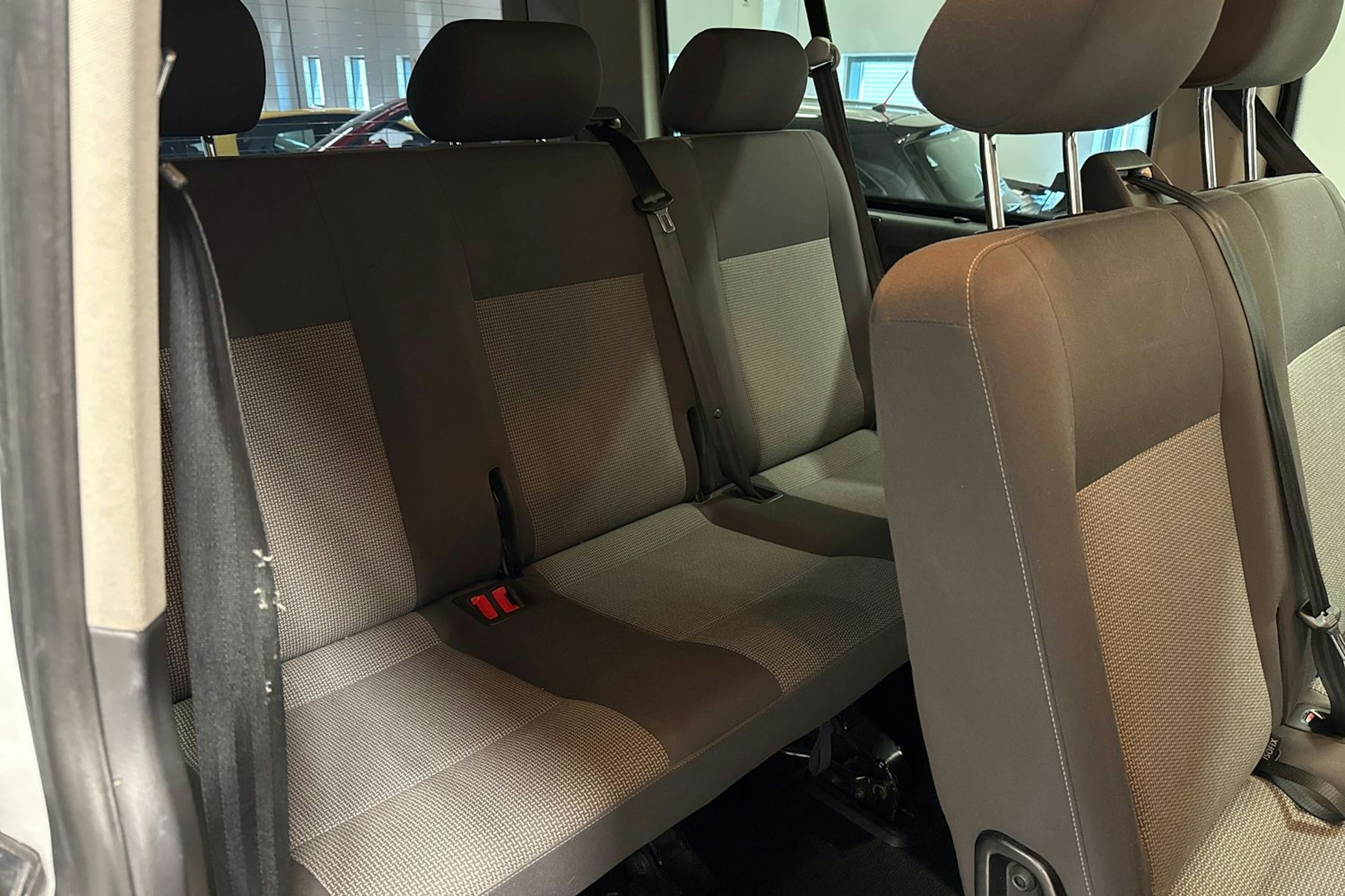 valkoinen Volkswagen Caravelle 2015 kuva 14.