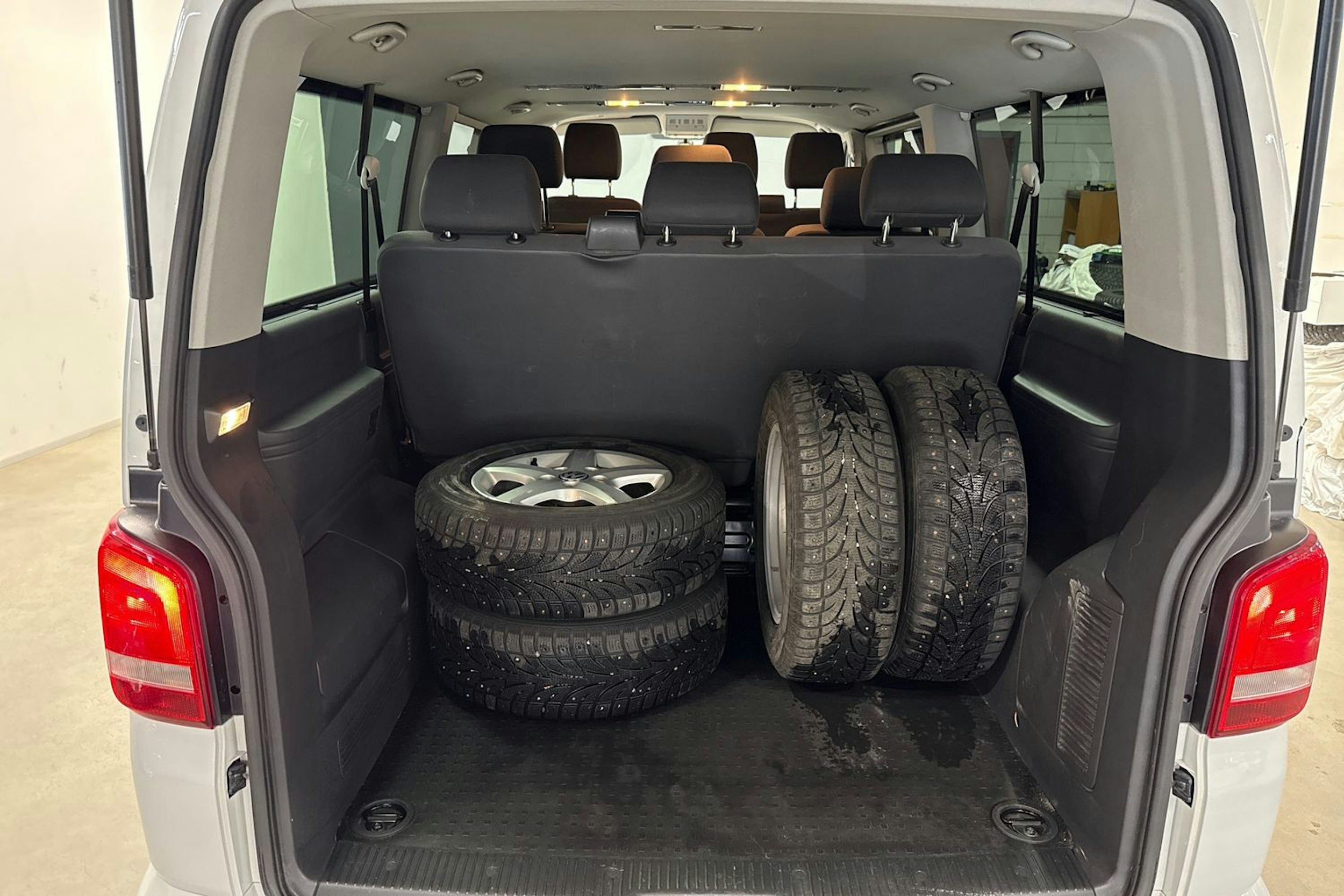 valkoinen Volkswagen Caravelle 2015 kuva 15.