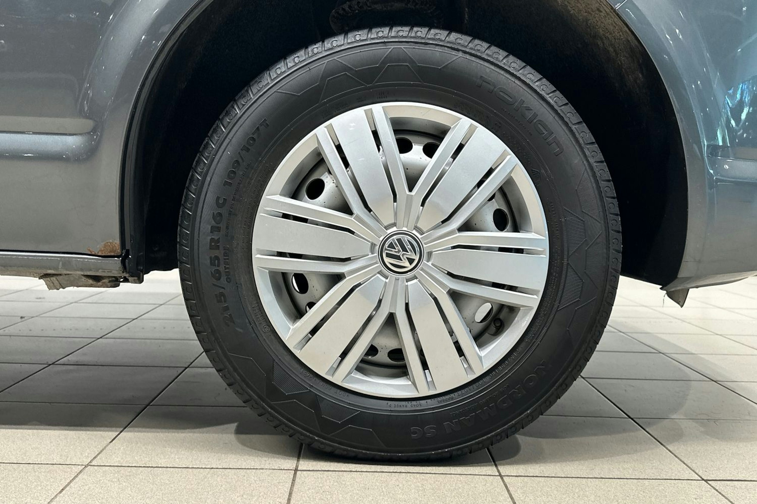 Harmaa Volkswagen CARAVELLE 2016 kuva 11.