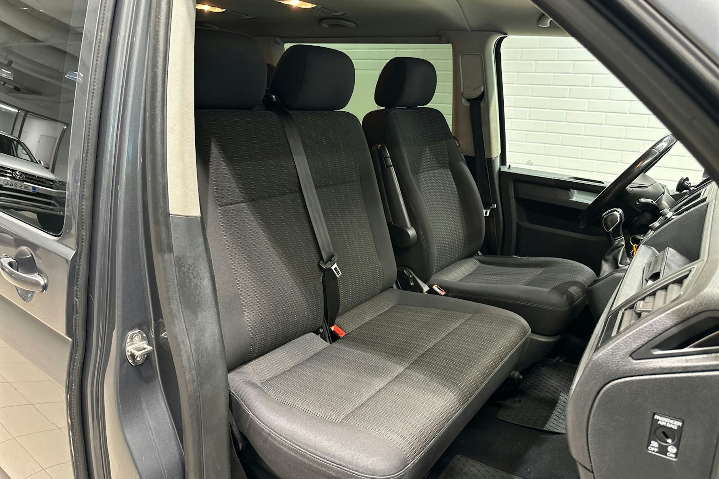 Harmaa Volkswagen CARAVELLE 2016 kuva 21.