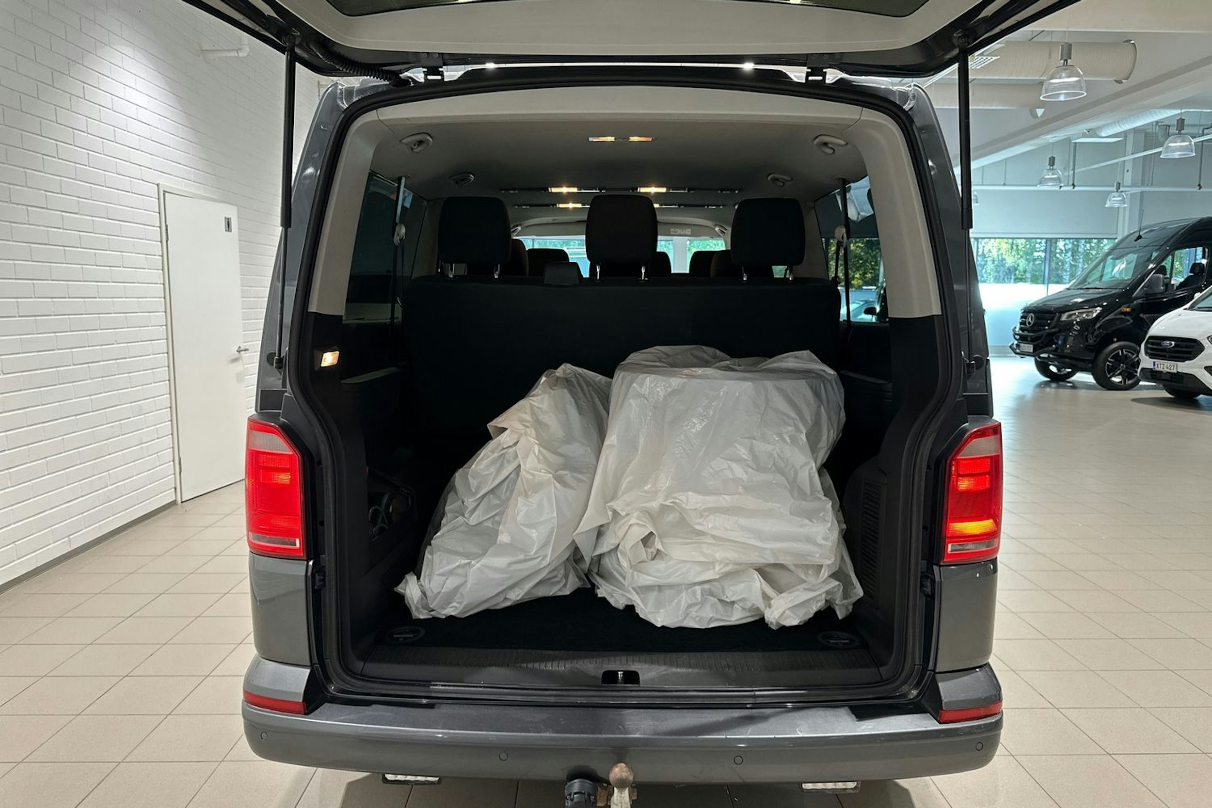 Harmaa Volkswagen CARAVELLE 2016 kuva 25.