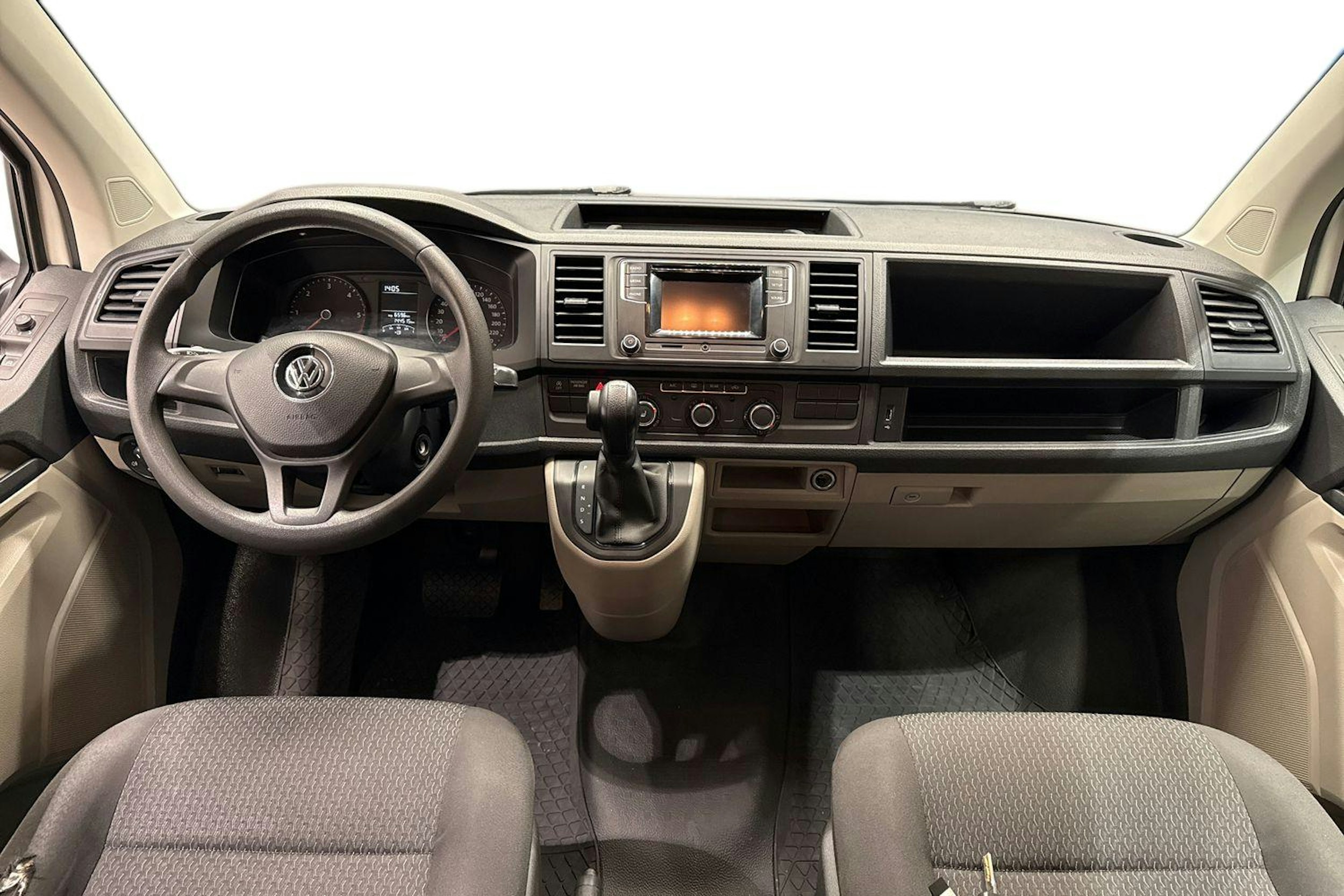 valkoinen Volkswagen Caravelle 2016 kuva 9.