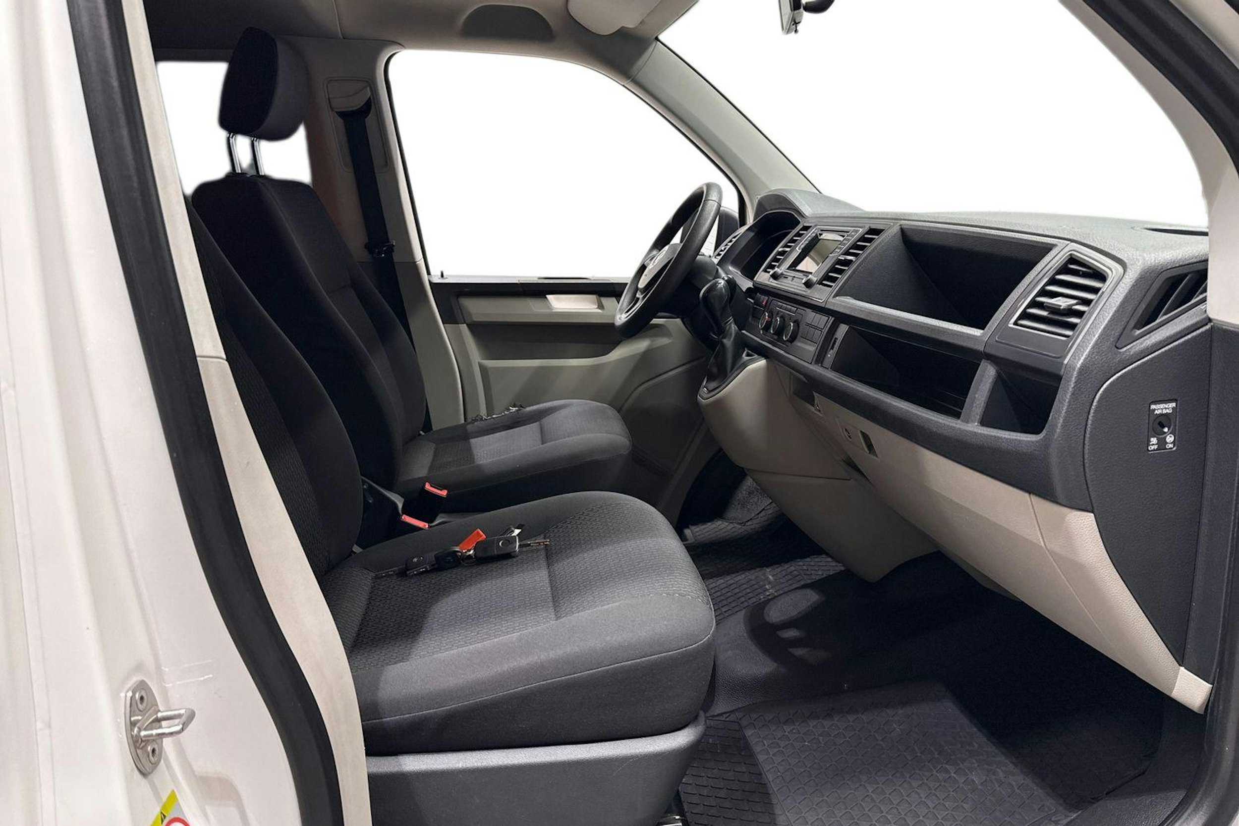 valkoinen Volkswagen Caravelle 2016 kuva 11.