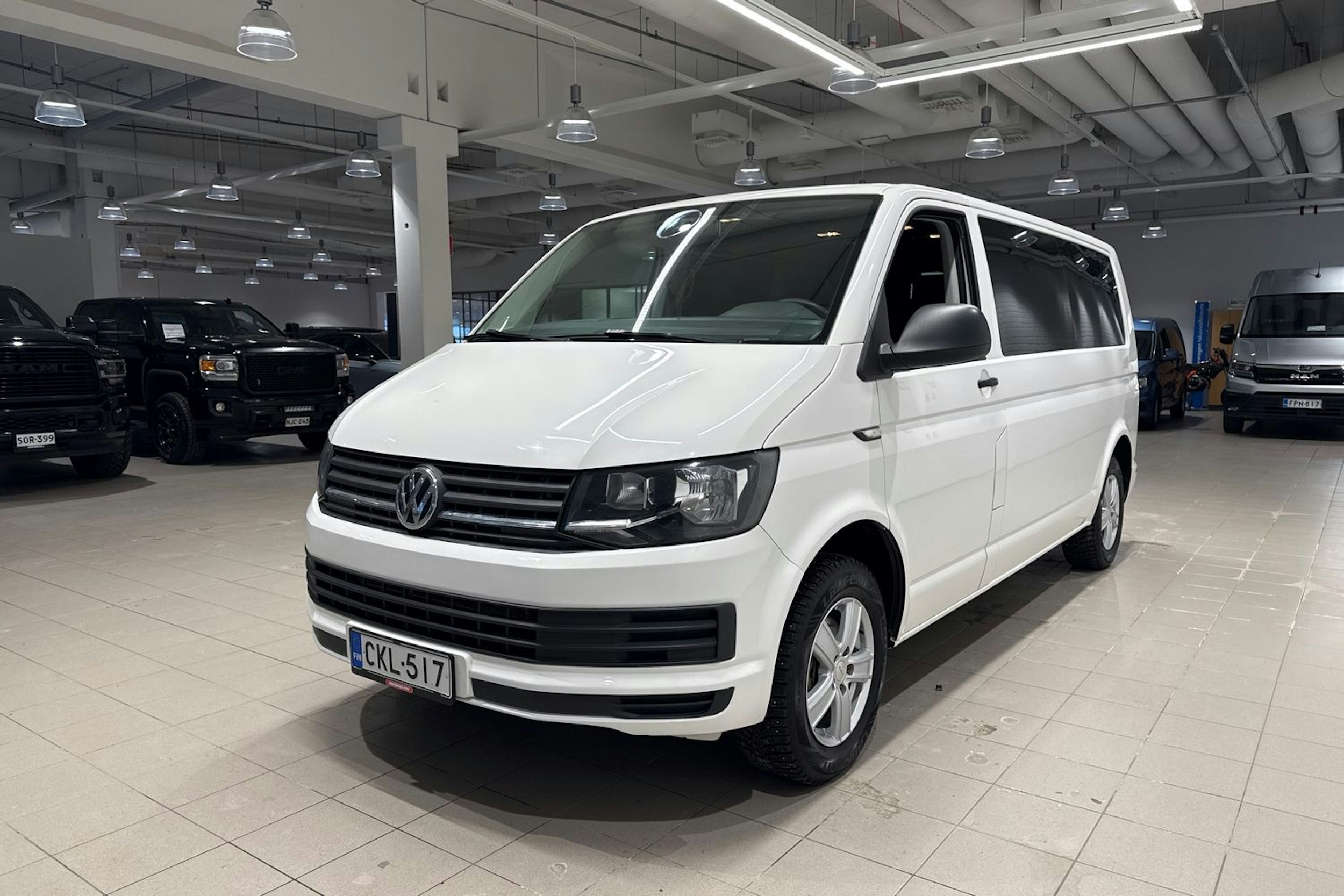 valkoinen Volkswagen Caravelle 2016 kuva 13.