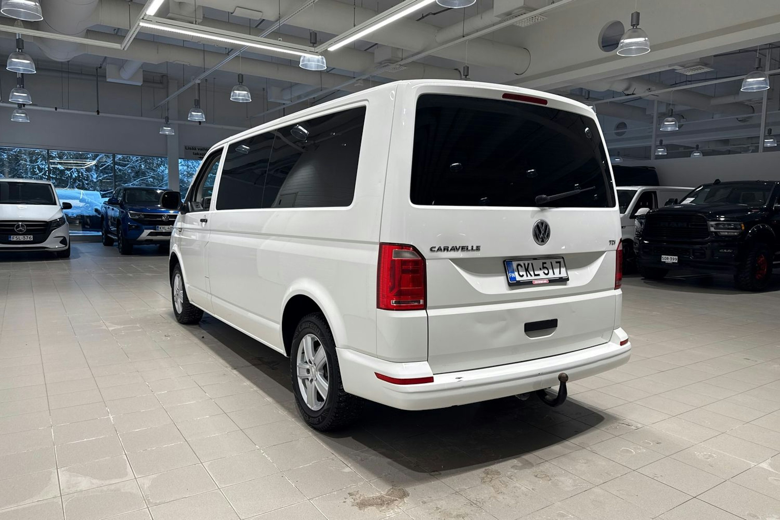 valkoinen Volkswagen Caravelle 2016 kuva 15.