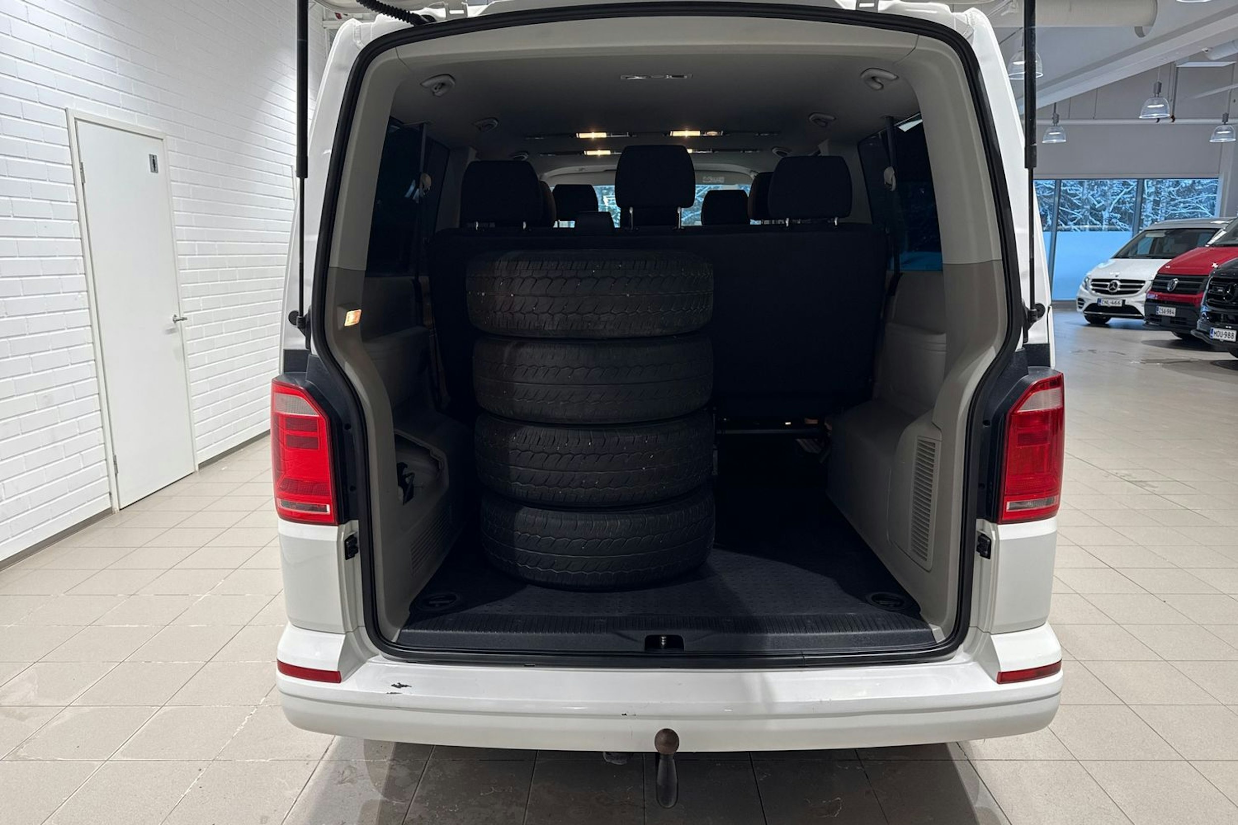 valkoinen Volkswagen Caravelle 2016 kuva 16.