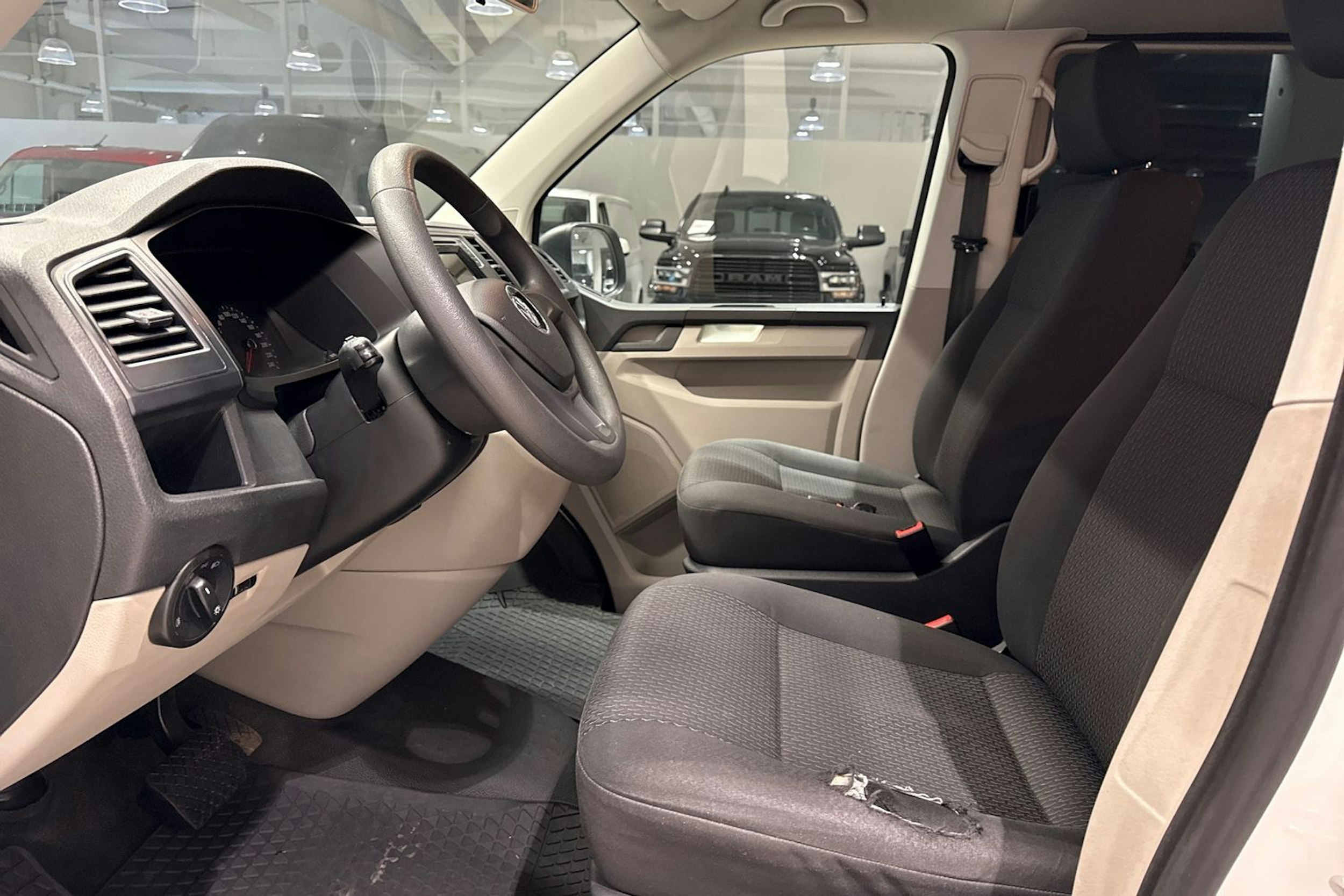 valkoinen Volkswagen Caravelle 2016 kuva 19.