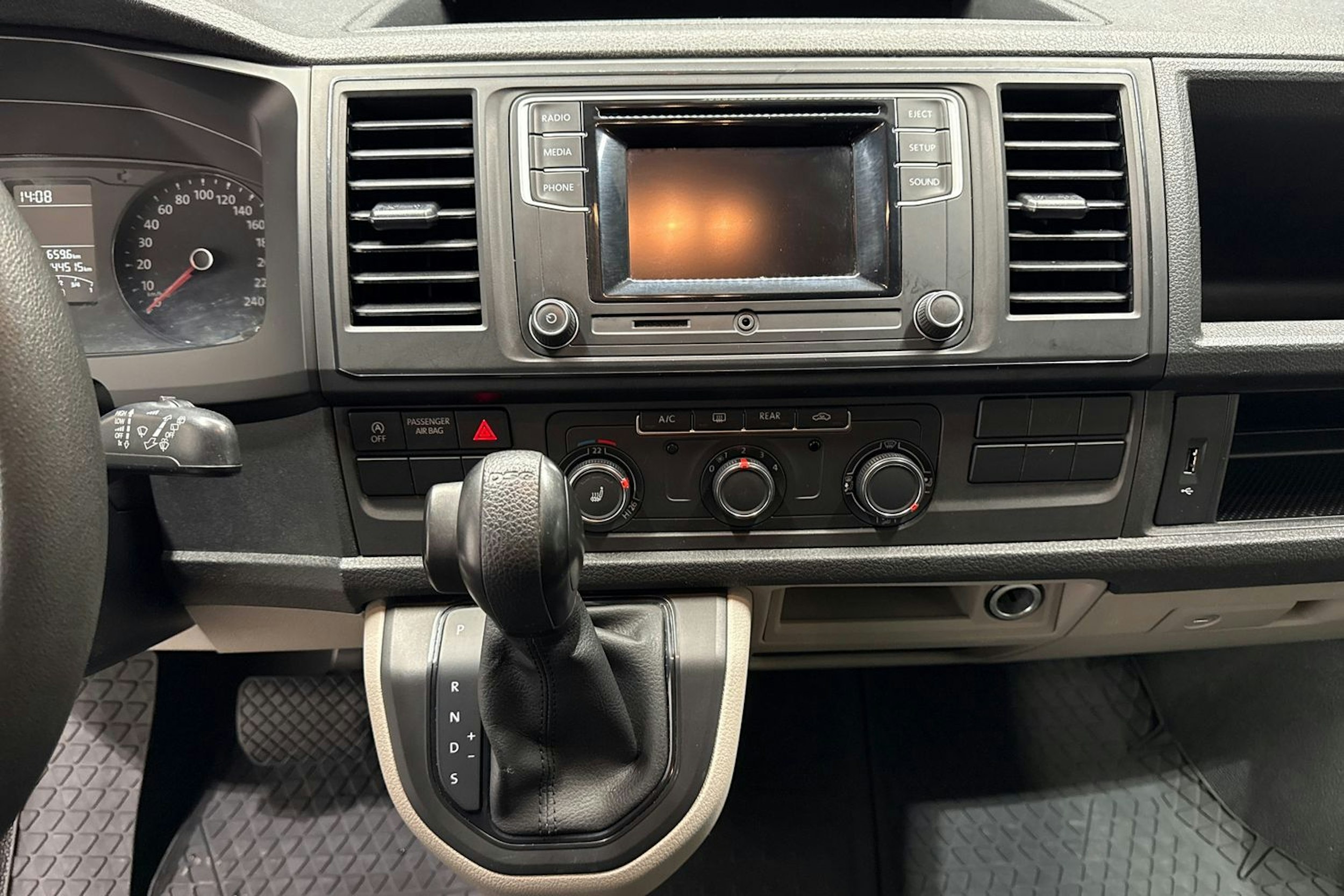 valkoinen Volkswagen Caravelle 2016 kuva 20.