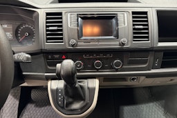 valkoinen Volkswagen Caravelle 2016 kuva 20.