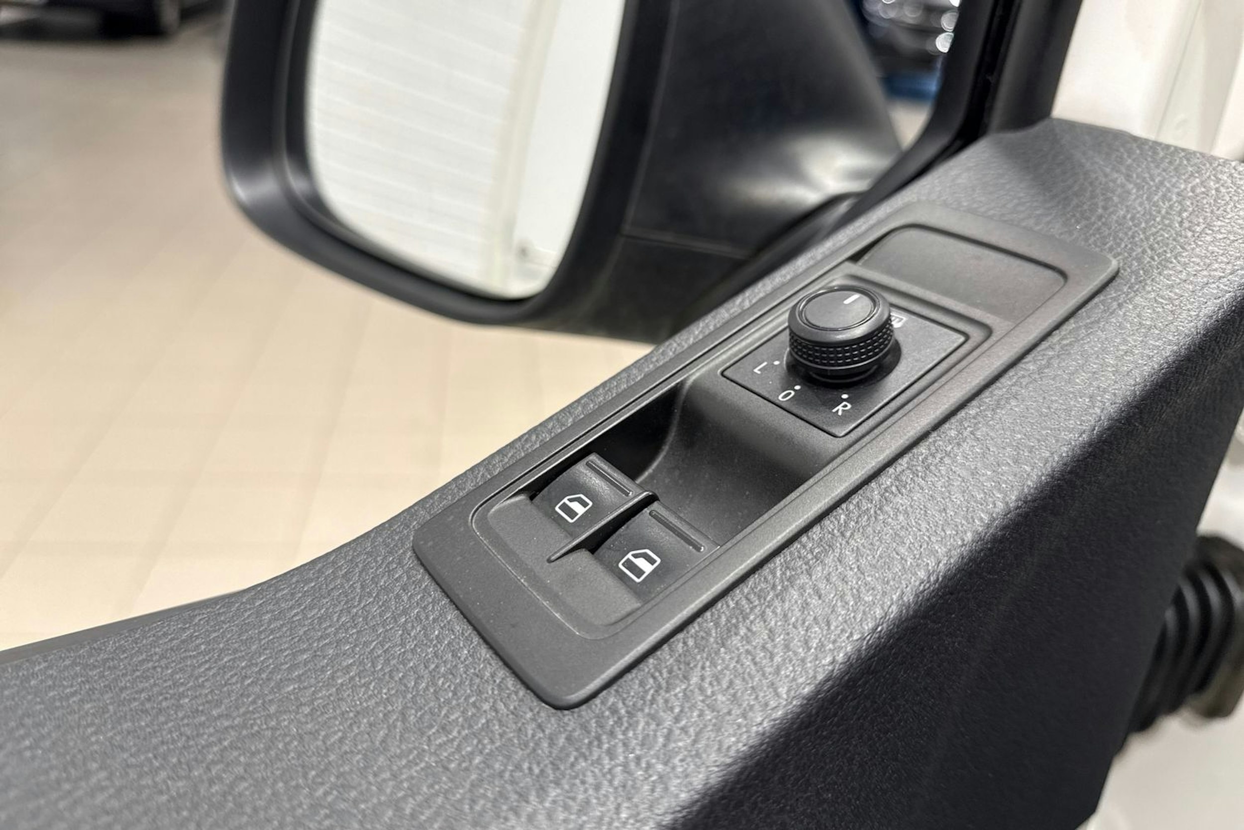 valkoinen Volkswagen Caravelle 2016 kuva 22.