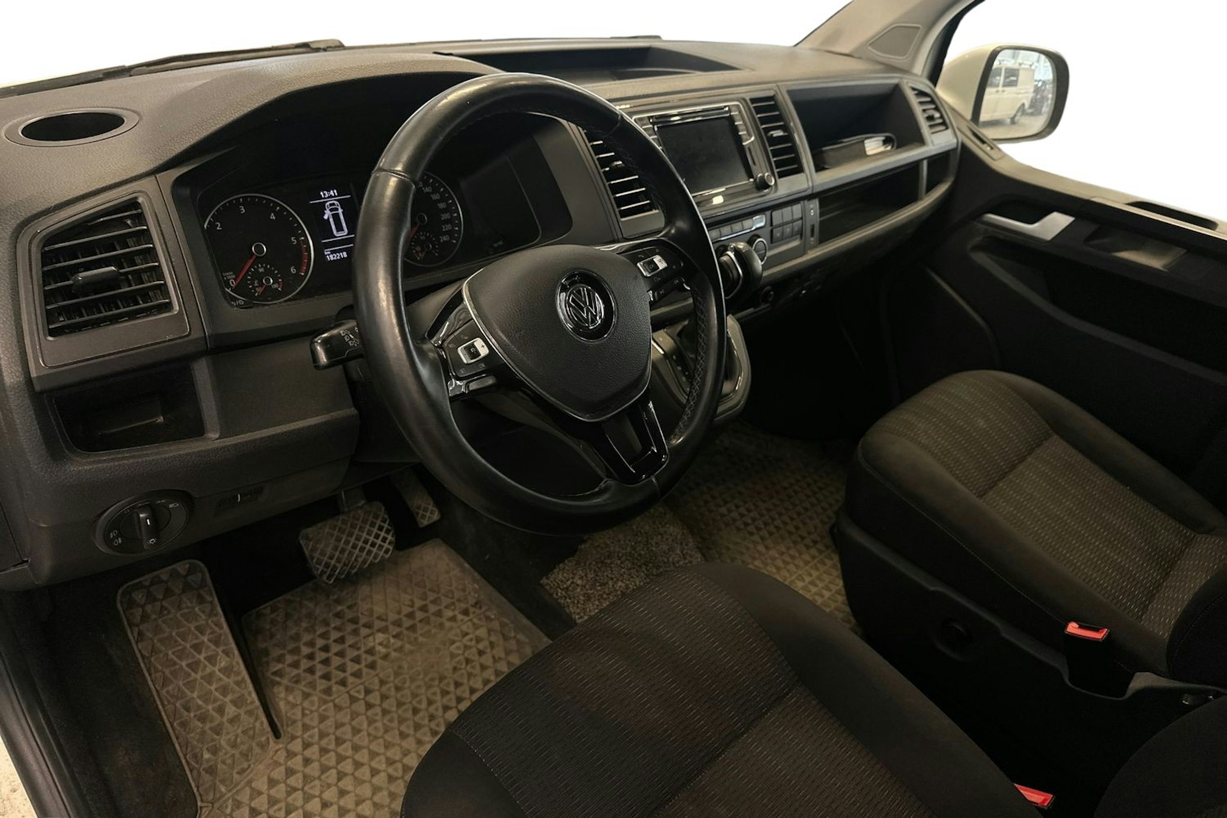 valkoinen Volkswagen Caravelle 2016 kuva 3.