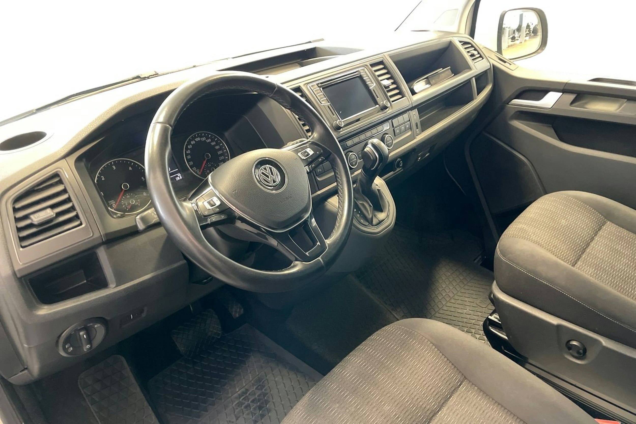 valkoinen Volkswagen Caravelle 2016 kuva 7.