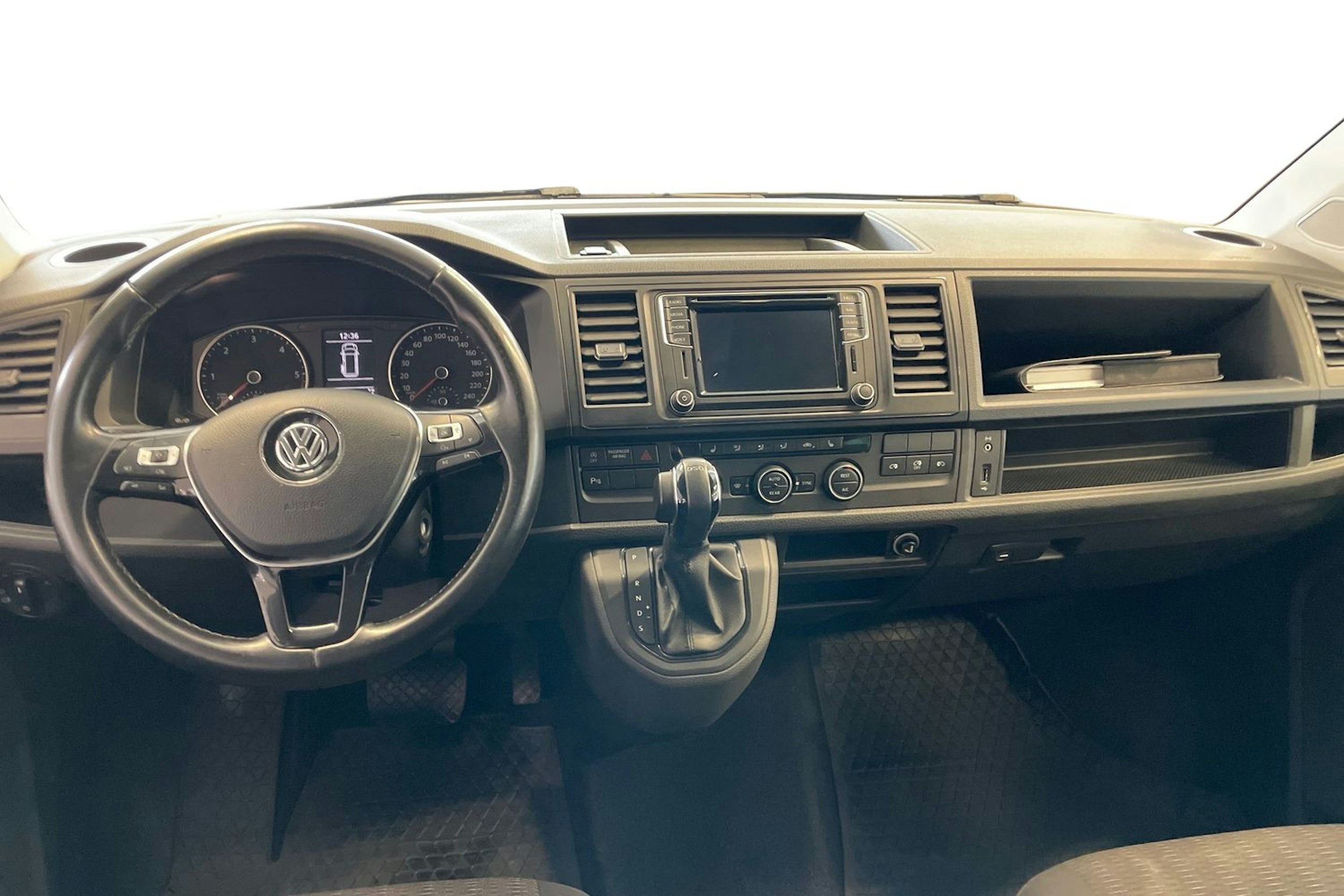valkoinen Volkswagen Caravelle 2016 kuva 9.