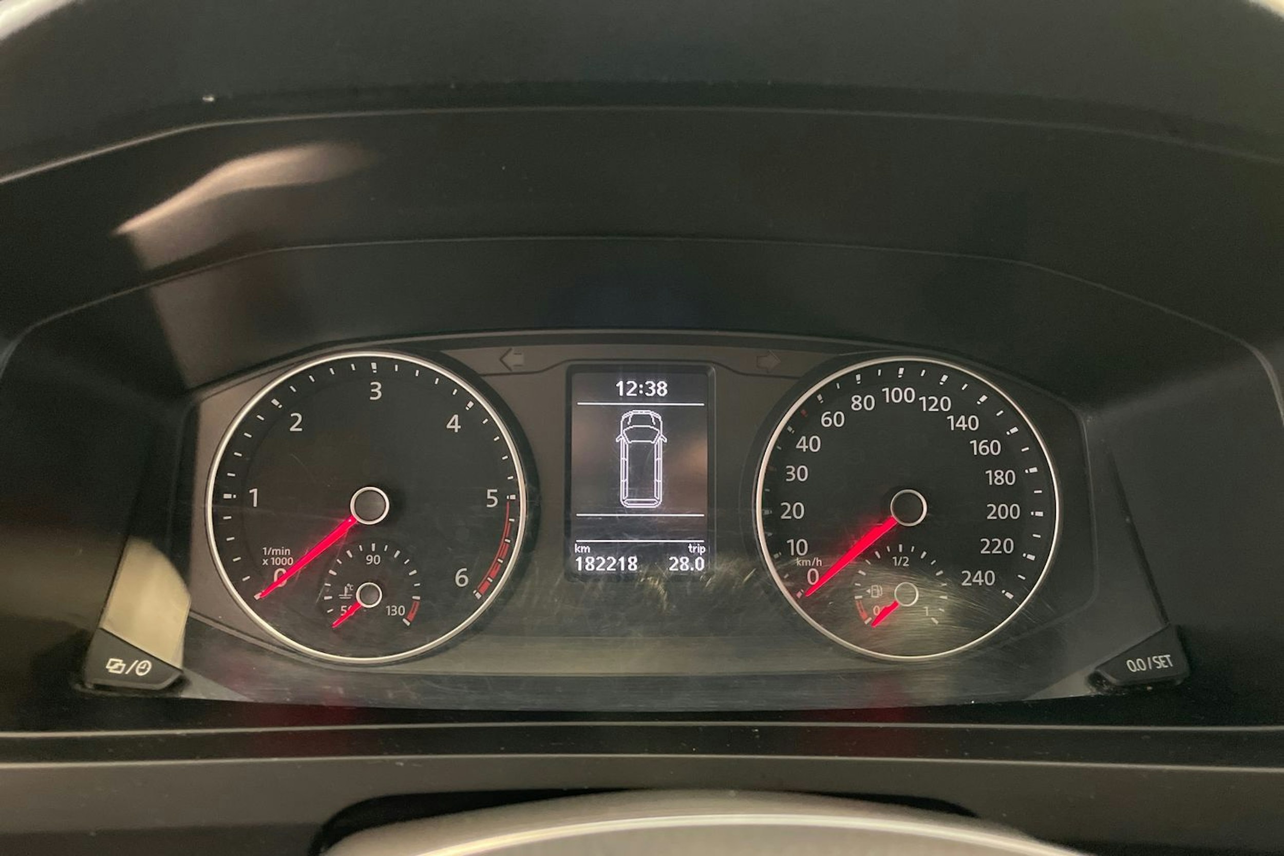 valkoinen Volkswagen Caravelle 2016 kuva 14.