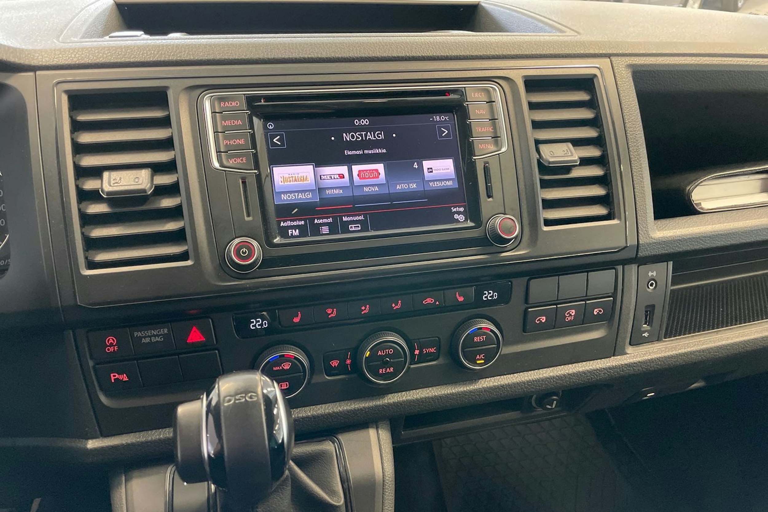 valkoinen Volkswagen Caravelle 2016 kuva 15.