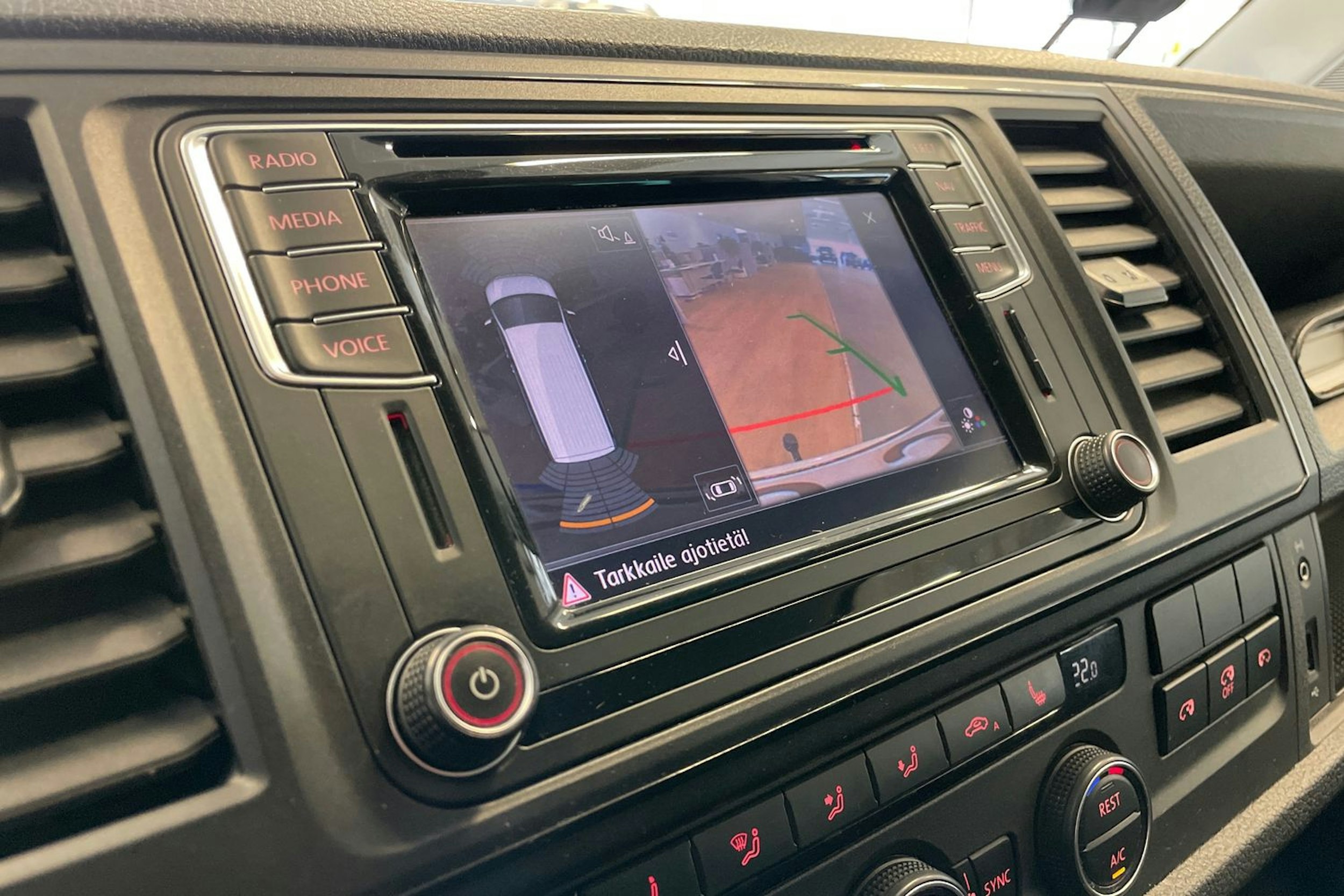 valkoinen Volkswagen Caravelle 2016 kuva 16.