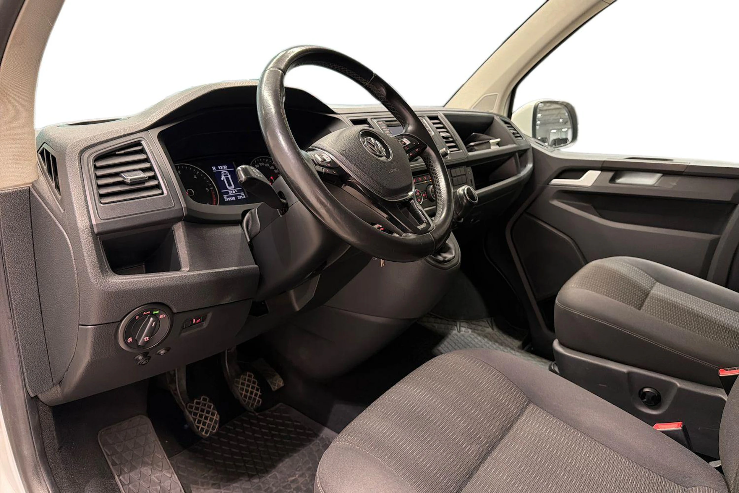 Valkoinen Volkswagen Caravelle 2016 kuva 8.