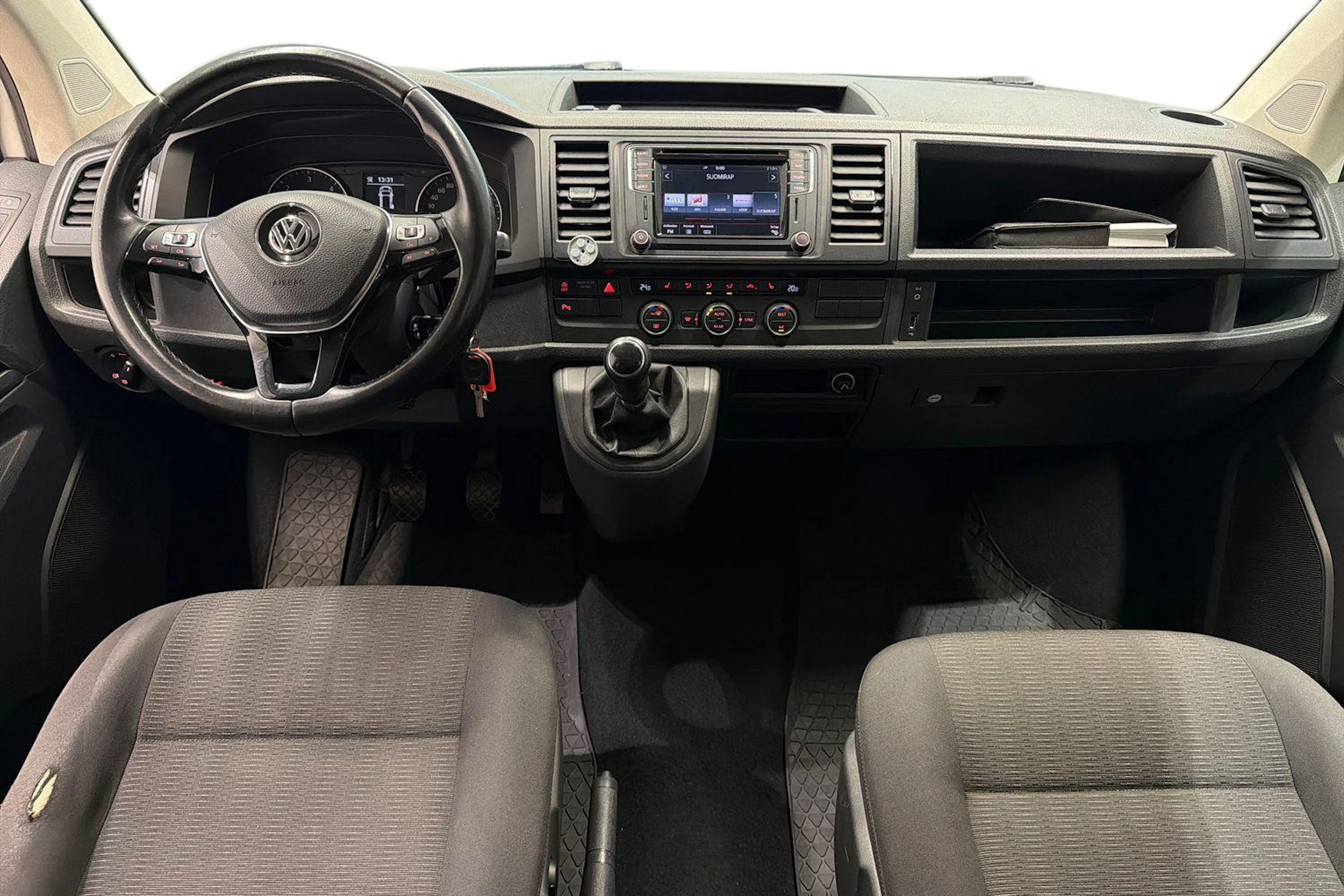 Valkoinen Volkswagen Caravelle 2016 kuva 9.