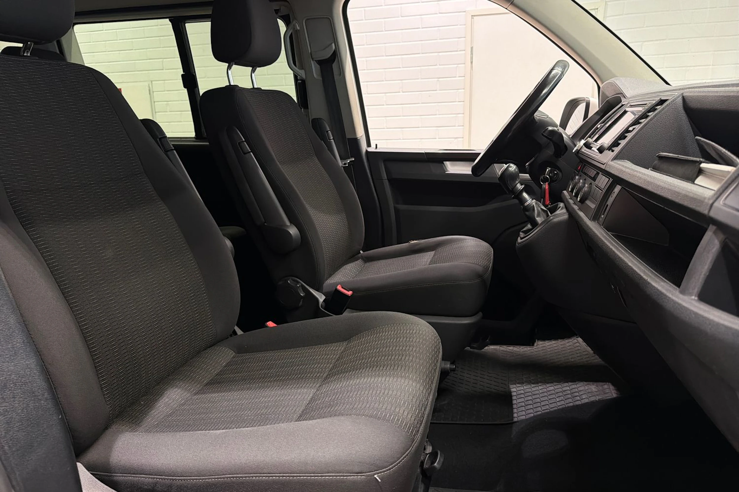 Valkoinen Volkswagen Caravelle 2016 kuva 19.
