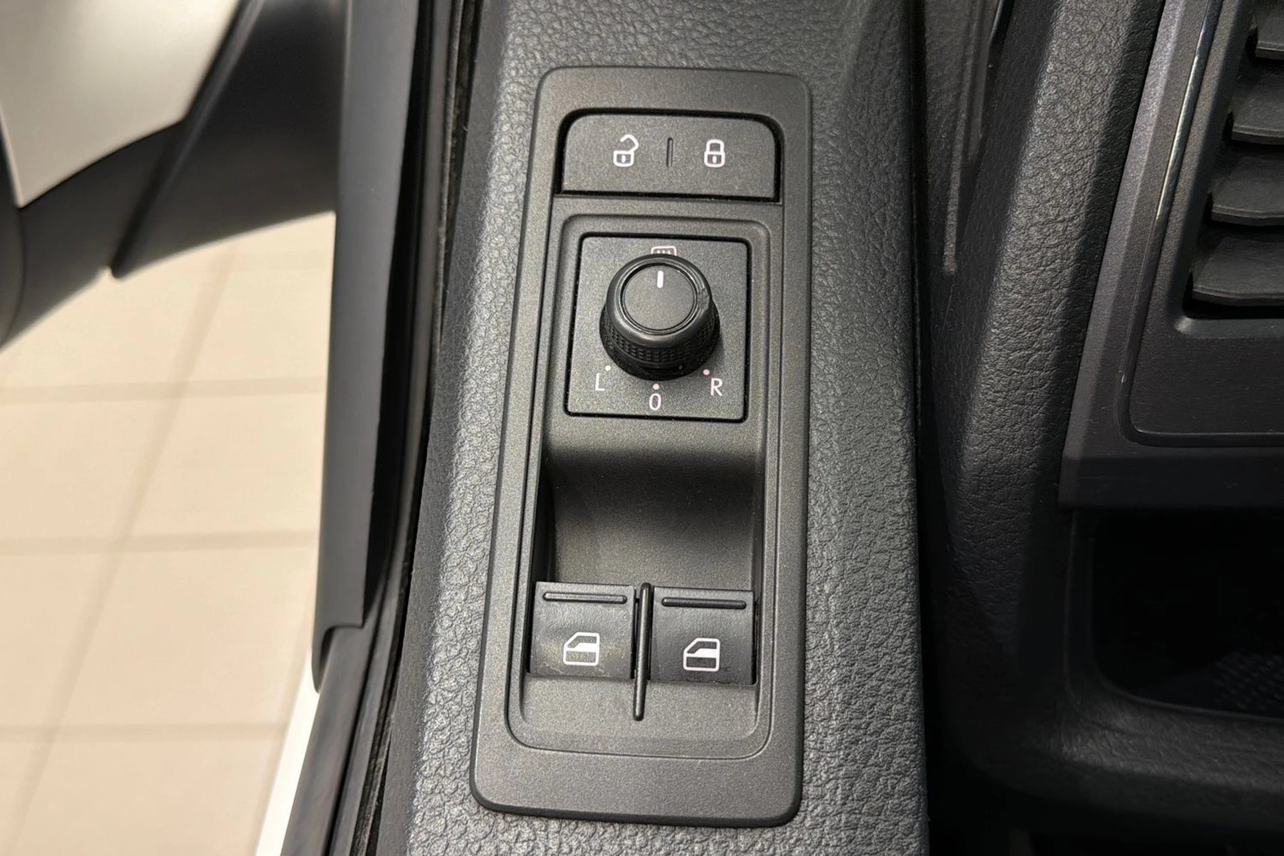 Valkoinen Volkswagen Caravelle 2016 kuva 21.