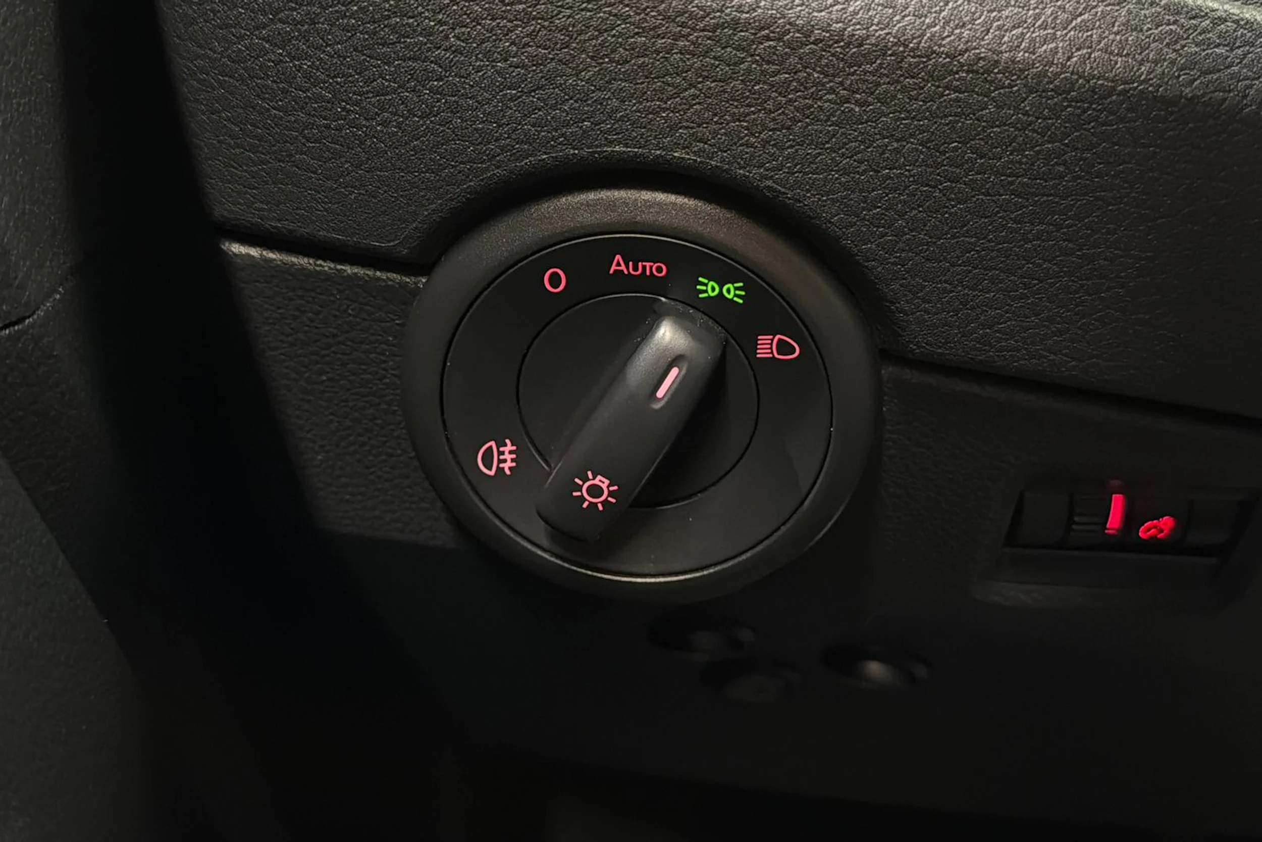 Valkoinen Volkswagen Caravelle 2016 kuva 22.