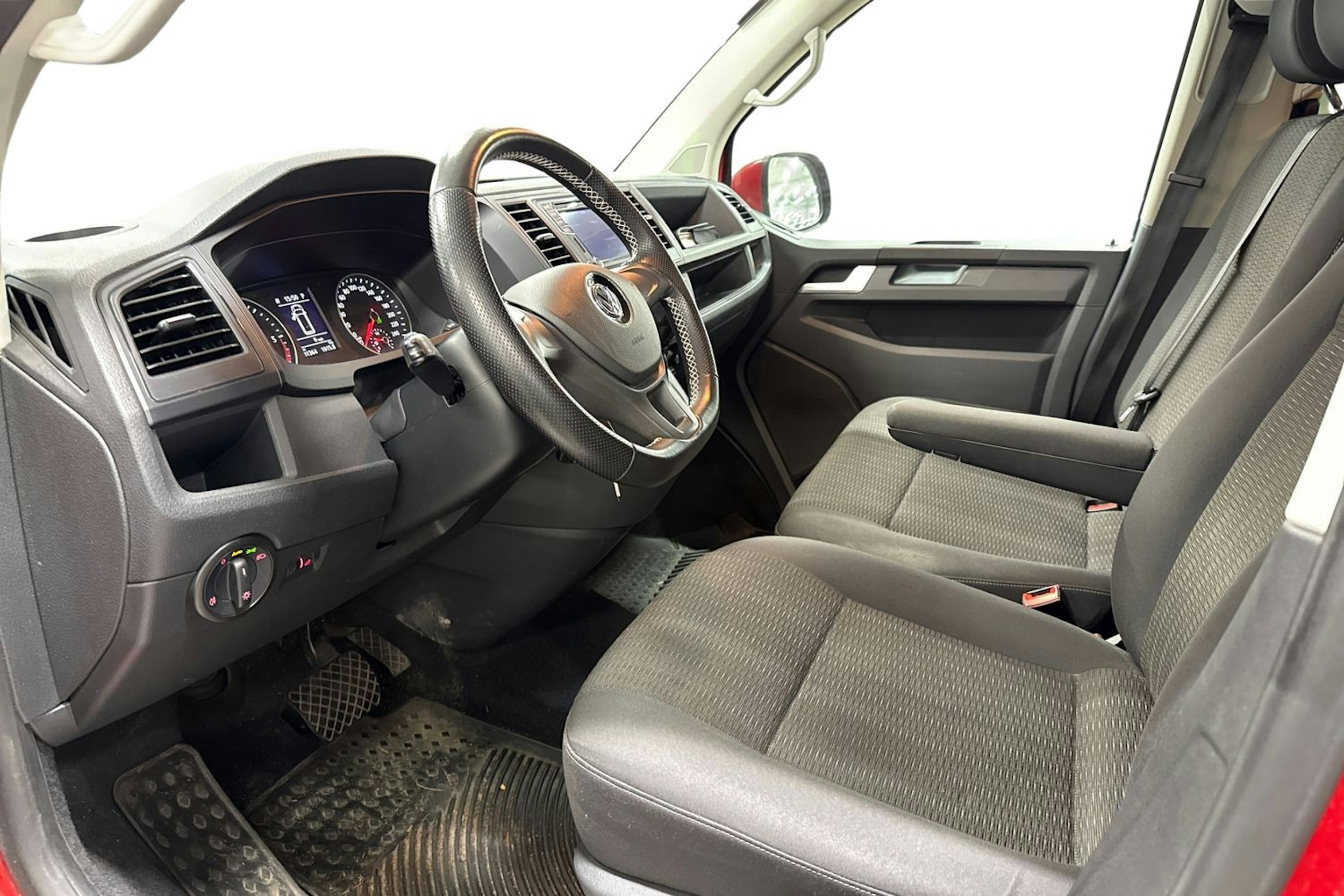 punainen Volkswagen Caravelle 2016 kuva 3.