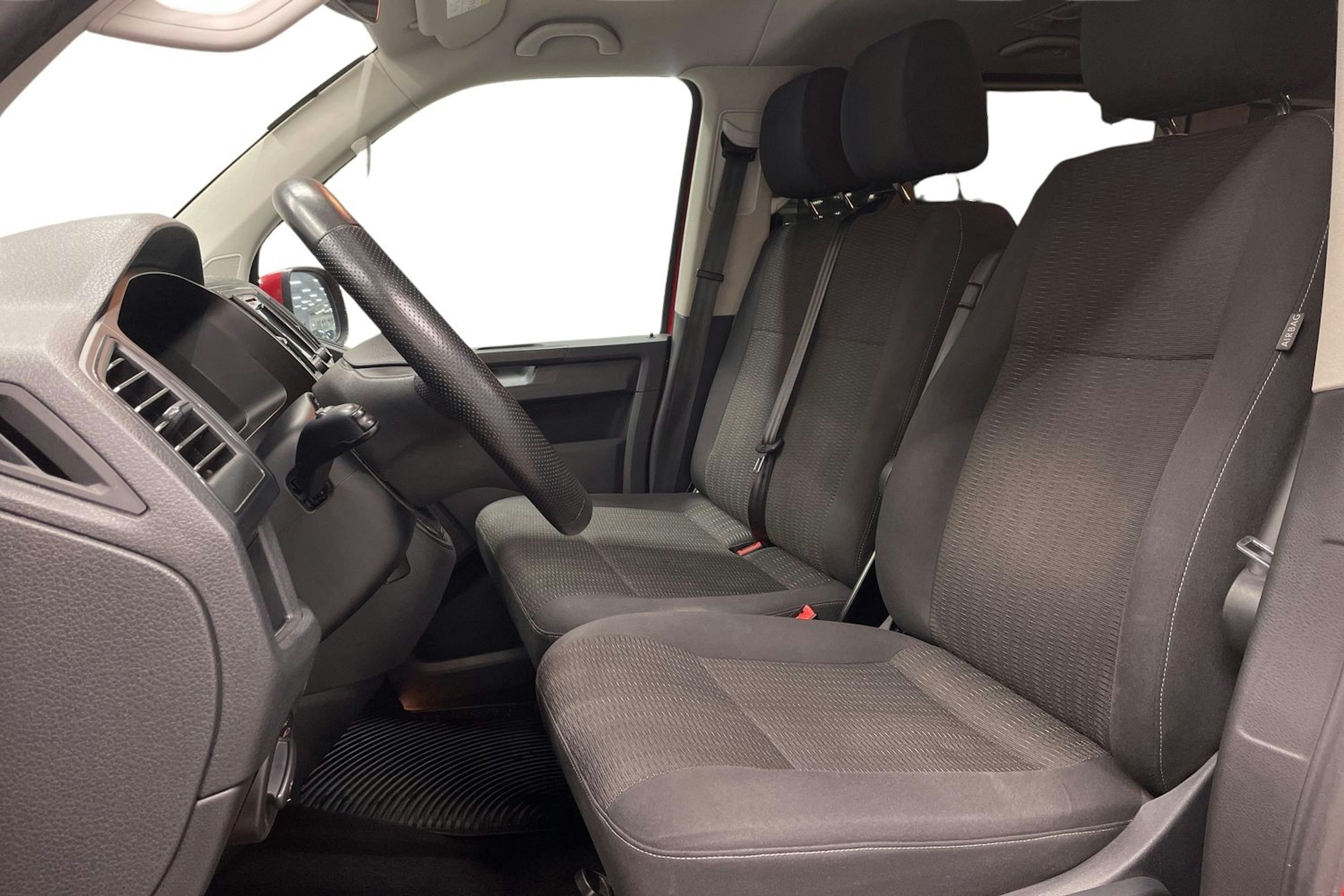 punainen Volkswagen Caravelle 2016 kuva 7.