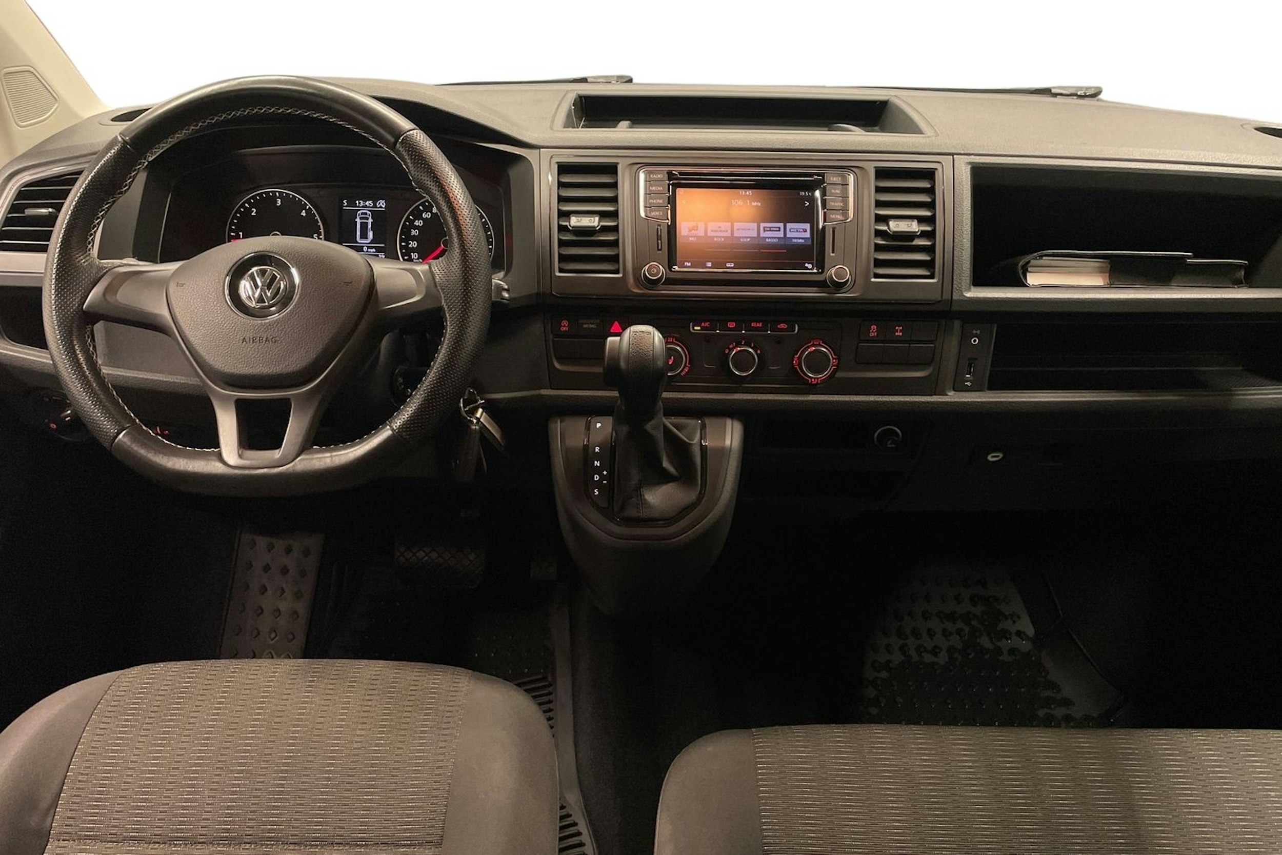 punainen Volkswagen Caravelle 2016 kuva 9.