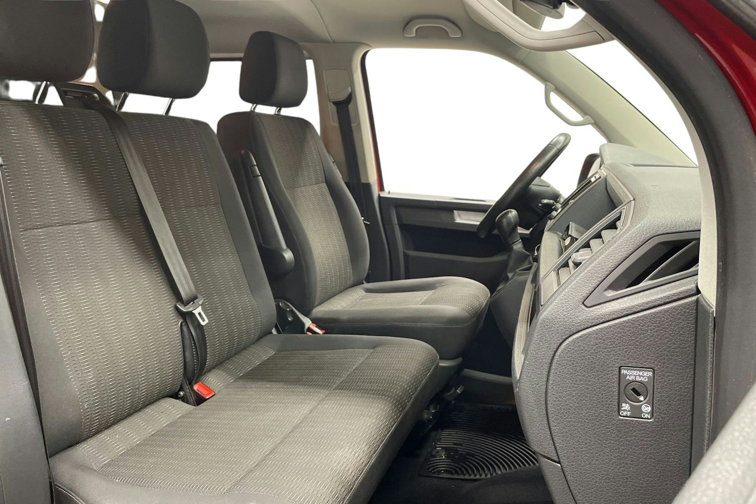punainen Volkswagen Caravelle 2016 kuva 10.