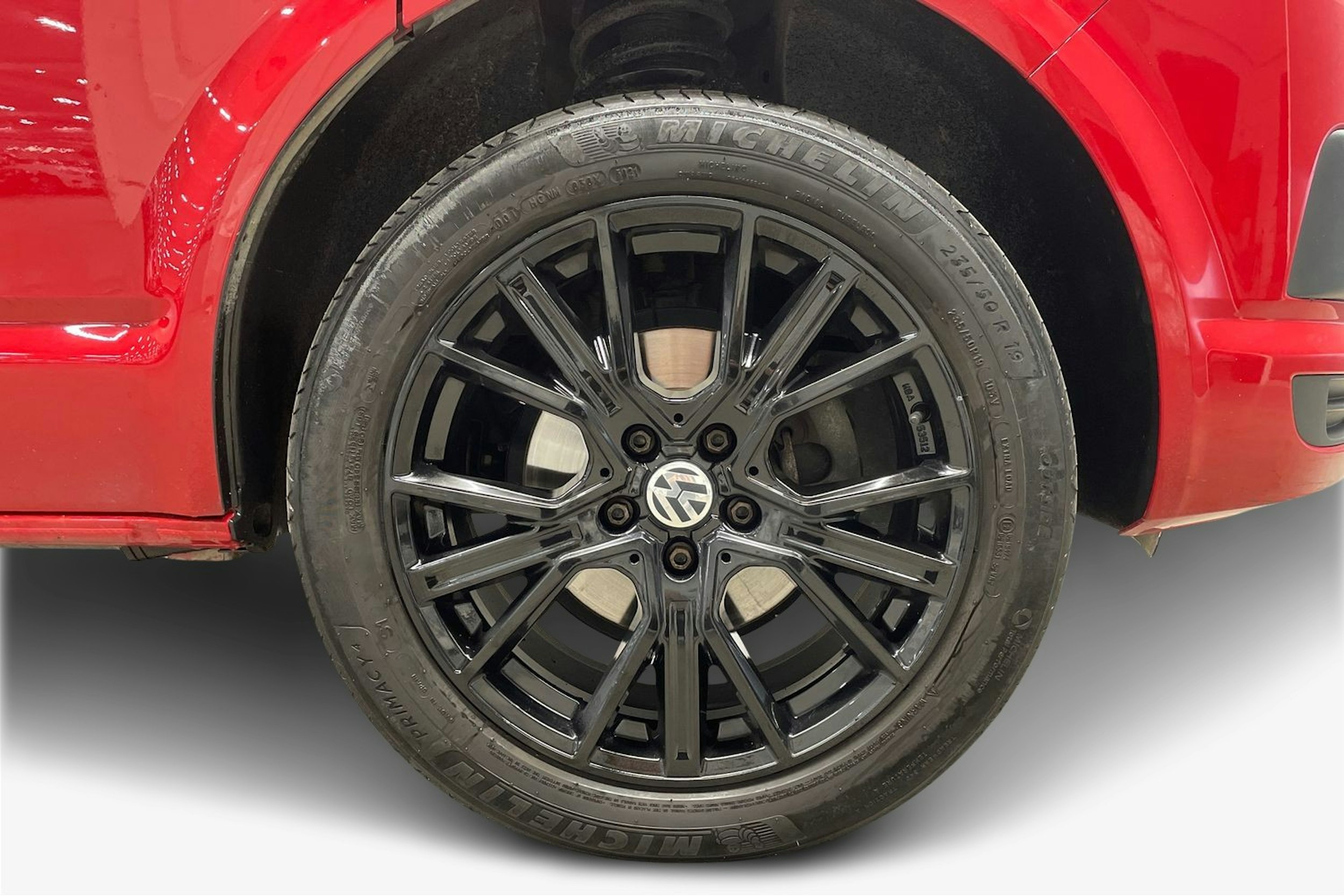 punainen Volkswagen Caravelle 2016 kuva 11.