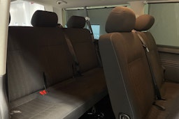 punainen Volkswagen Caravelle 2016 kuva 13.