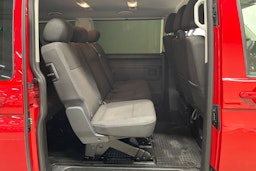 punainen Volkswagen Caravelle 2016 kuva 14.