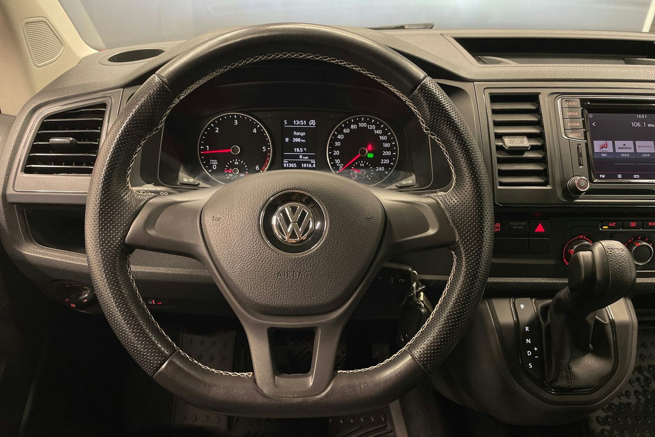 punainen Volkswagen Caravelle 2016 kuva 16.