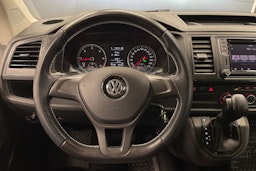 punainen Volkswagen Caravelle 2016 kuva 16.