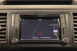 punainen Volkswagen Caravelle 2016 kuva 17.