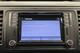 punainen Volkswagen Caravelle 2016 kuva 18.