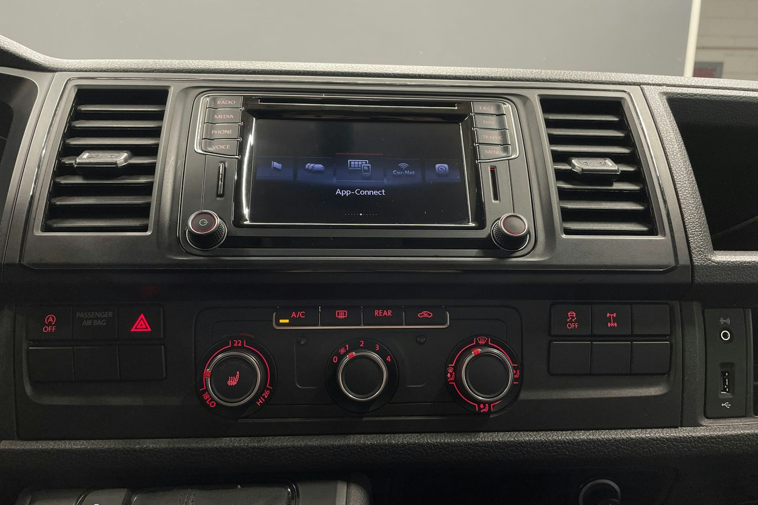 punainen Volkswagen Caravelle 2016 kuva 19.