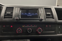 punainen Volkswagen Caravelle 2016 kuva 19.