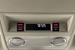 punainen Volkswagen Caravelle 2016 kuva 20.