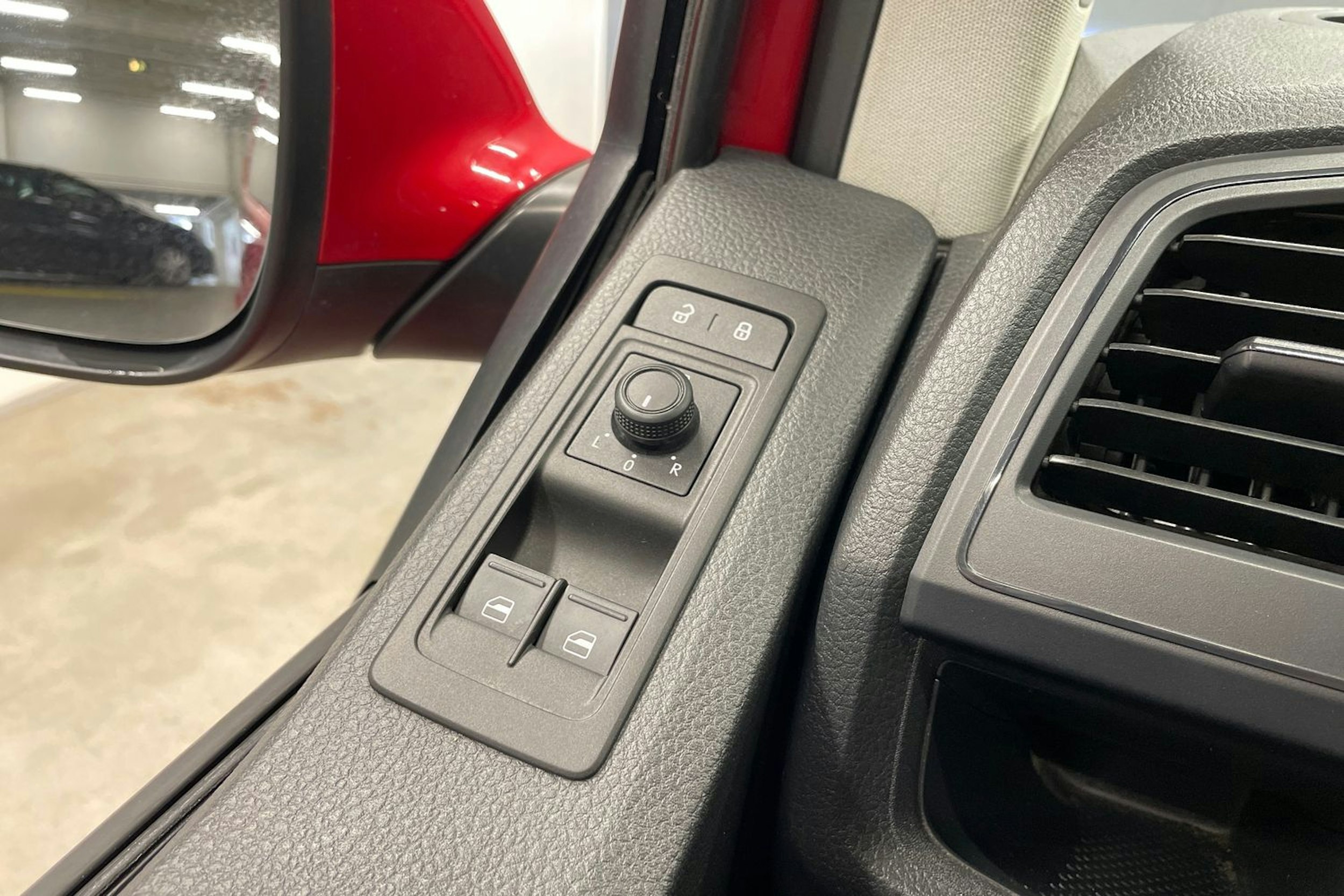 punainen Volkswagen Caravelle 2016 kuva 21.