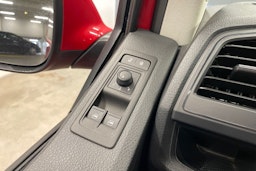 punainen Volkswagen Caravelle 2016 kuva 21.
